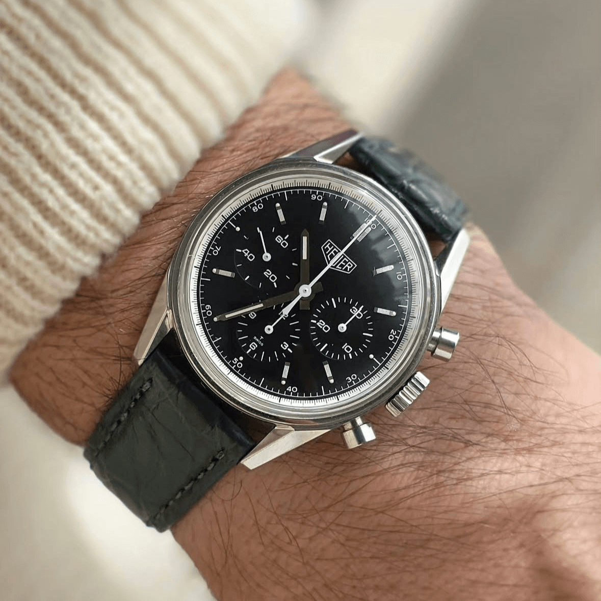 Luxus-Armbanduhr mit mattem Alligator Uhrenarmband – Krokodilleder aus Louisiana in Schwarz getragen