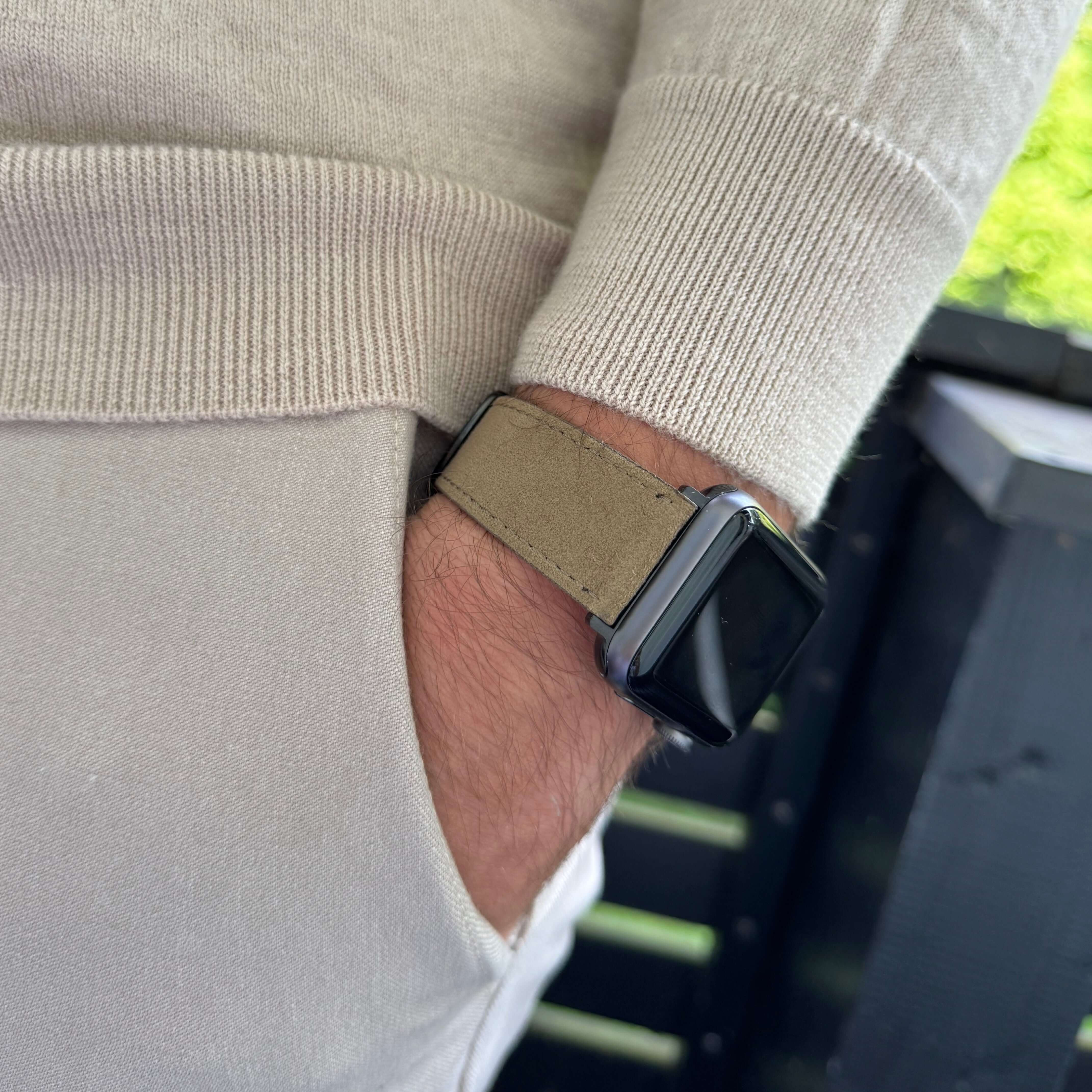 Elegantes Alcantara Apple Watch Armband Stoff an einem Handgelenk, das Stil und Komfort vereint, passend zu einem beigen Pulli.