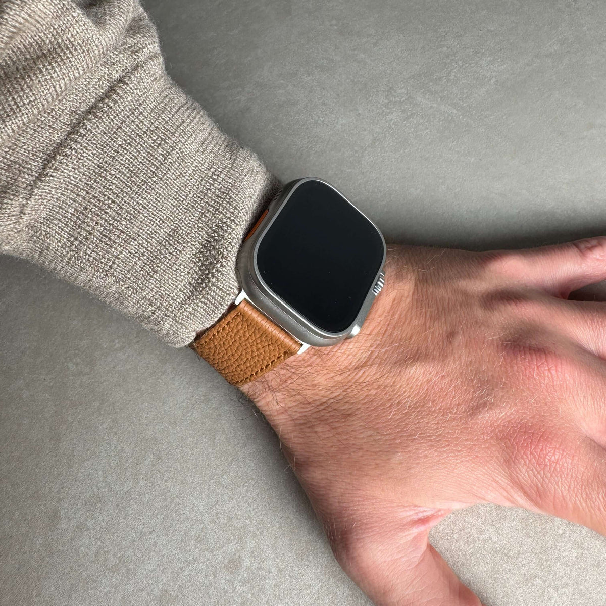 Hellbraunes Lederarmband für Apple Watch aus Togoleder am Handgelenk getragen.