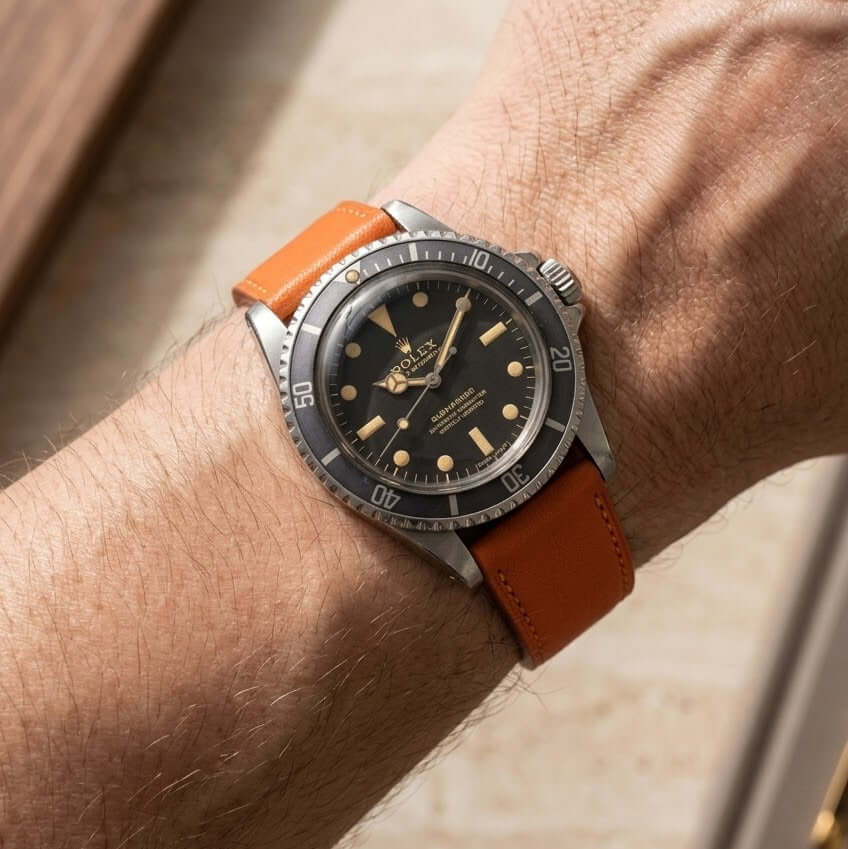 Swift – Uhrenarmband aus italienischem Swift Leder an einer Uhr am Handgelenk