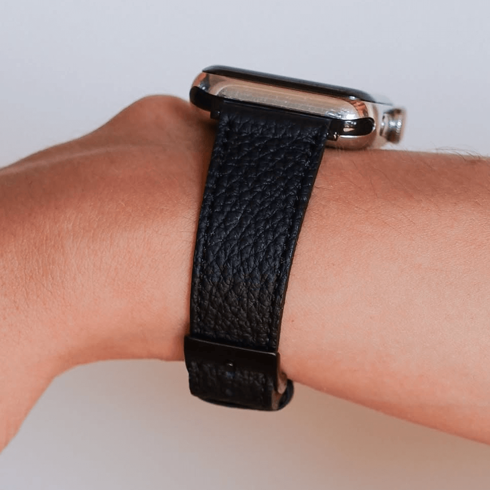 Schwarzes Lederarmband für Apple Watch aus Togoleder, elegantes Design mit markanter Narbung, passgenaues Zubehör