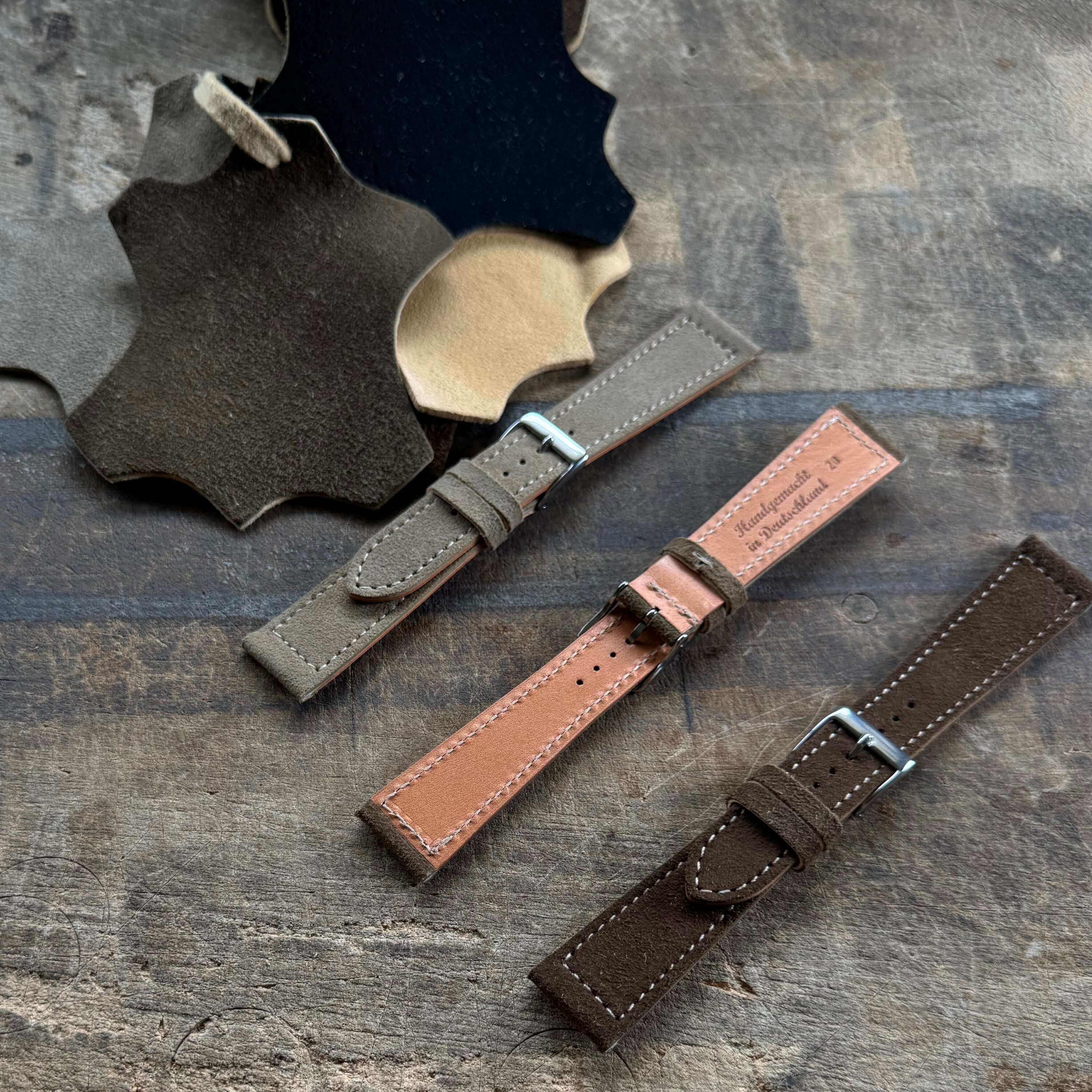 20mm Uhrenarmband aus echtem Lederhosenleder – altsämisch gegerbtes Hirschleder, traditionell bayerischer Stil, auf Holztisch