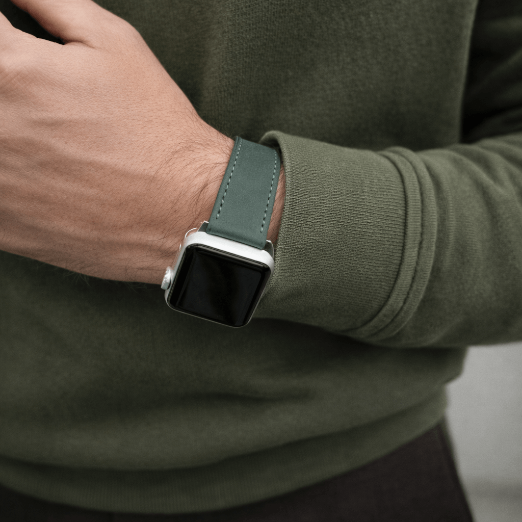 Mountain Apple Watch Lederarmband – Dunkelgrün am Handgelenk getragen, aus italienischem Nubukleder mit langlebiger Qualität.