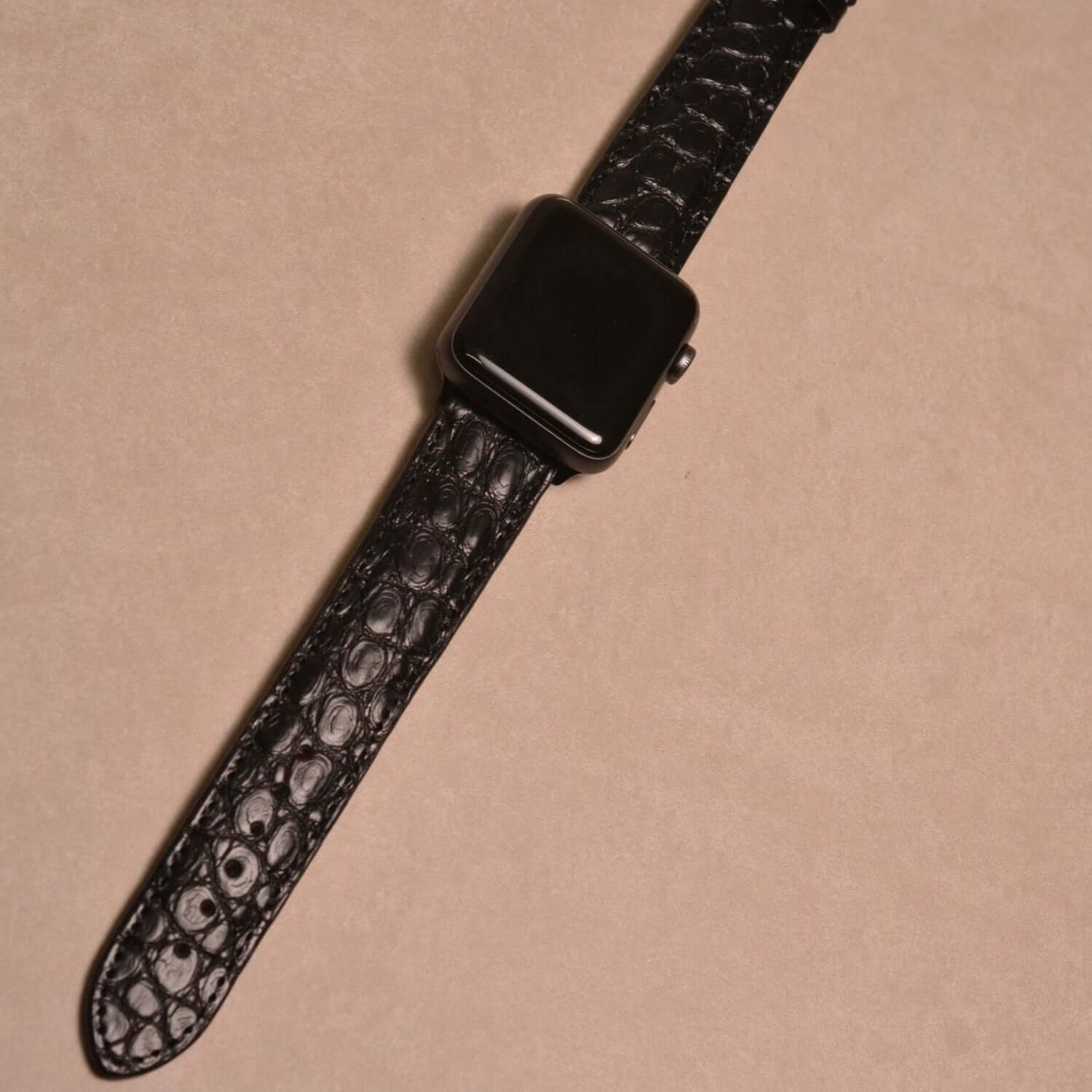Schwarzes Apple Watch Armband Echt Alligator aus Louisiana-Alligatorleder mit elegantem Design und tiefer, natürlicher Glanz.