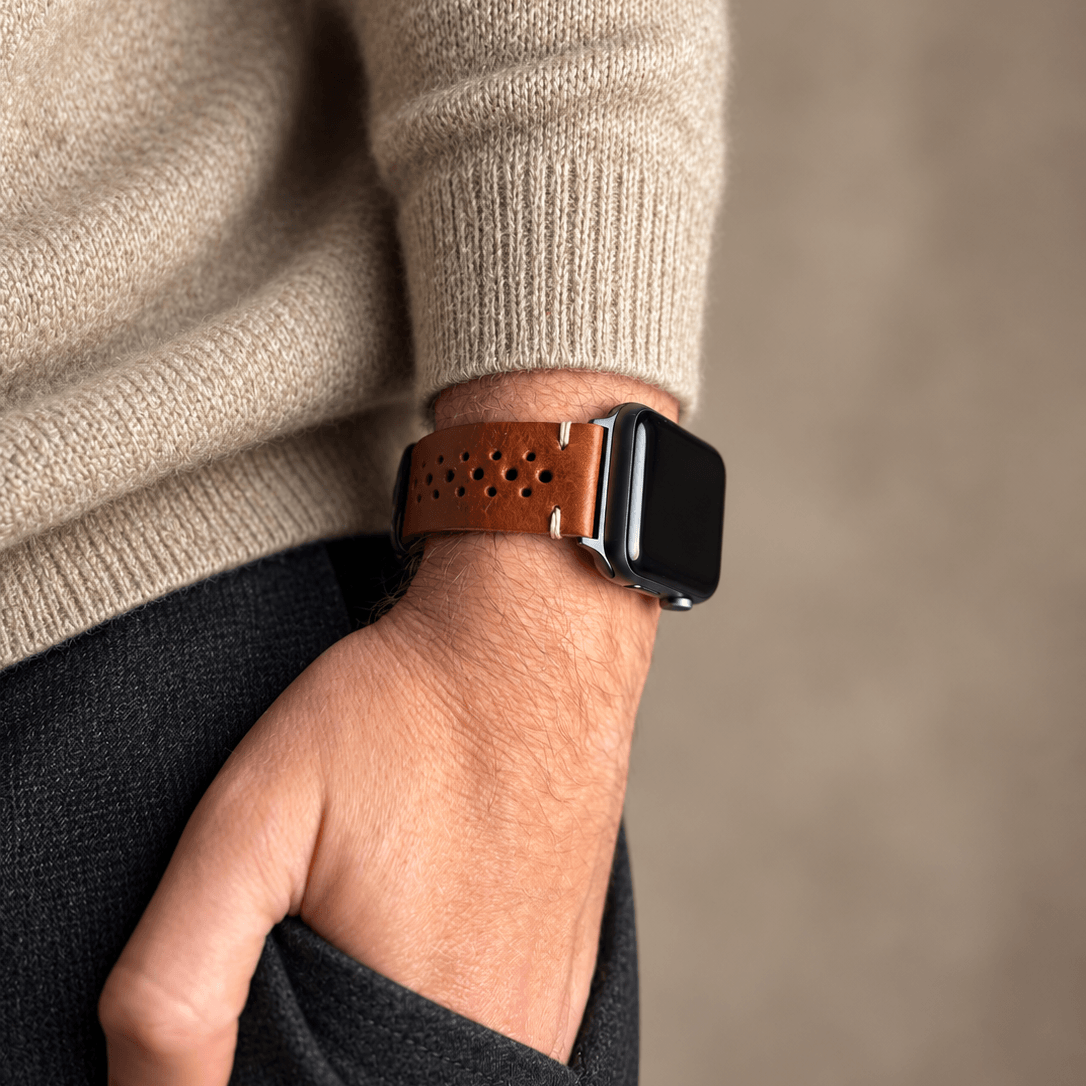 Rallye Lederband für Apple Watch – Hellbraun, sportliches Design aus hochwertigem Rindleder, getragen am Handgelenk.