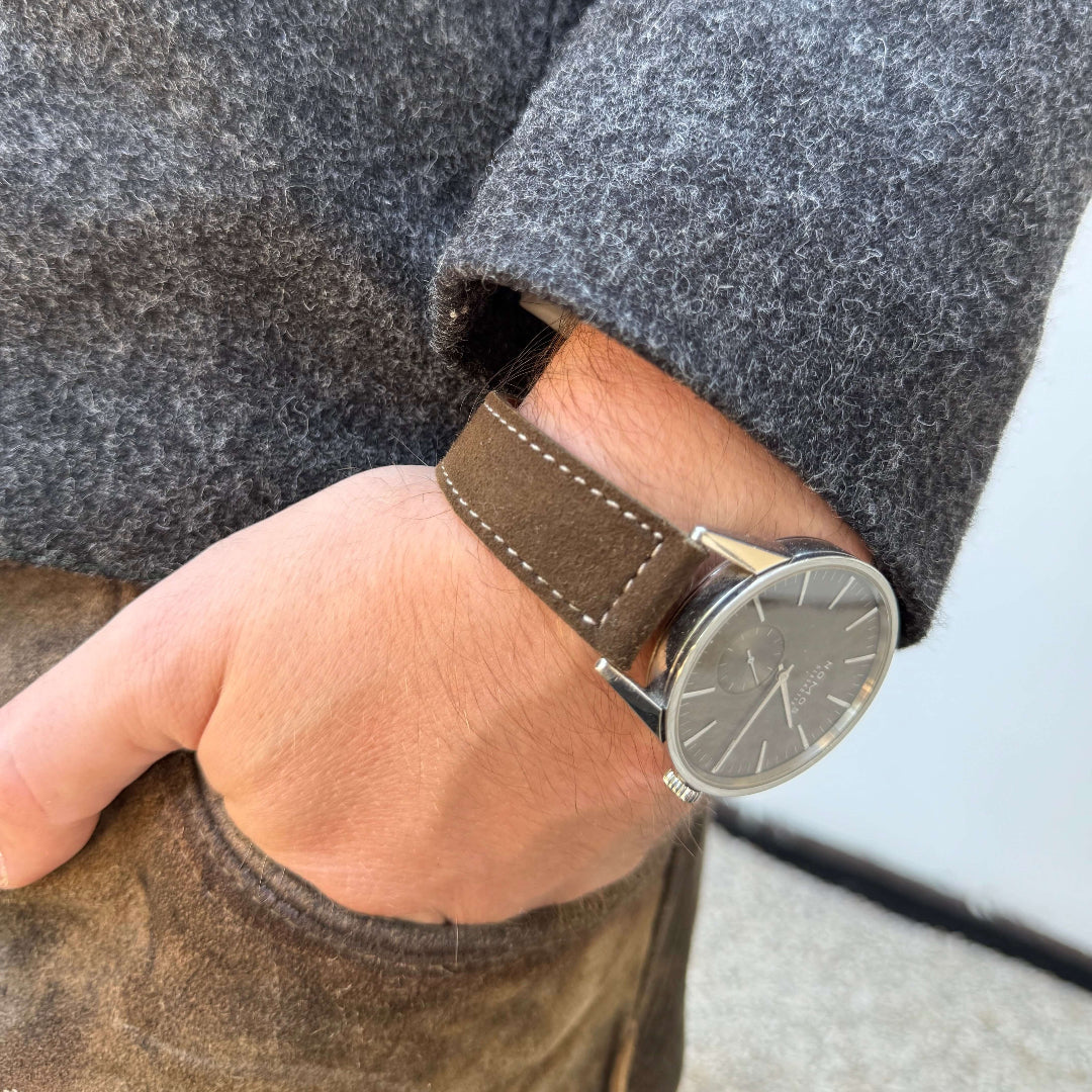 20mm Uhrenarmband aus echtem Lederhosenleder – altsämisch gegerbtes Hirschleder am Handgelenk getragen