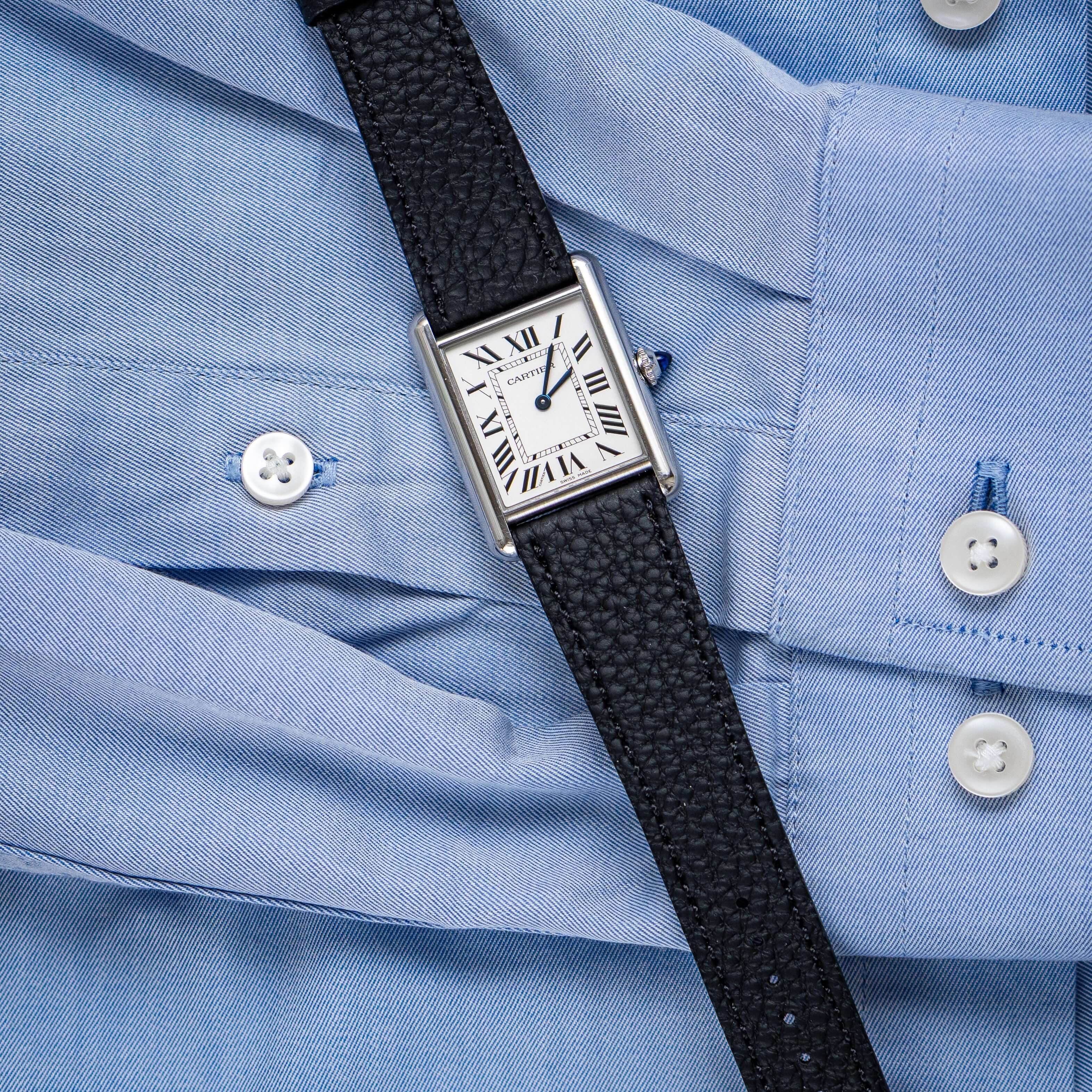 Deauville – Uhrenarmband aus deutschem Togoleder für Omega Speedmaster, präsentiert auf blauer Baumwollhemddetailansicht