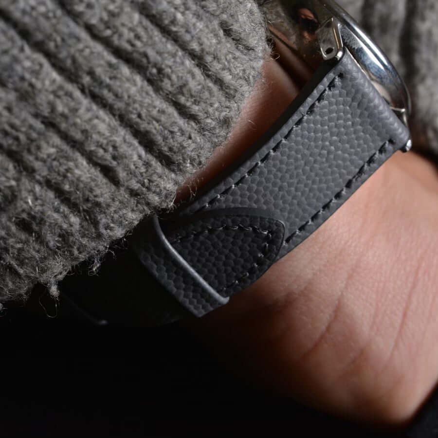 Hochwertiges Uhrenarmband aus Kaviarleder in Kaviar Beige, stilvoll am Handgelenk für luxuriöse Eleganz. Details ansehen.