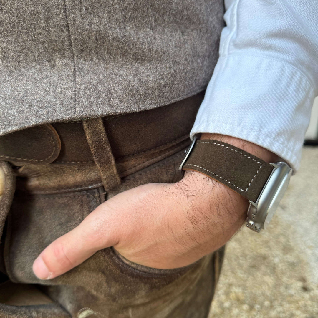 Dunkelbraunes Apple Watch Ultra Lederhosen Armband – aus altsämisch gegerbtem Hirschleder, perfekt für das Oktoberfest.