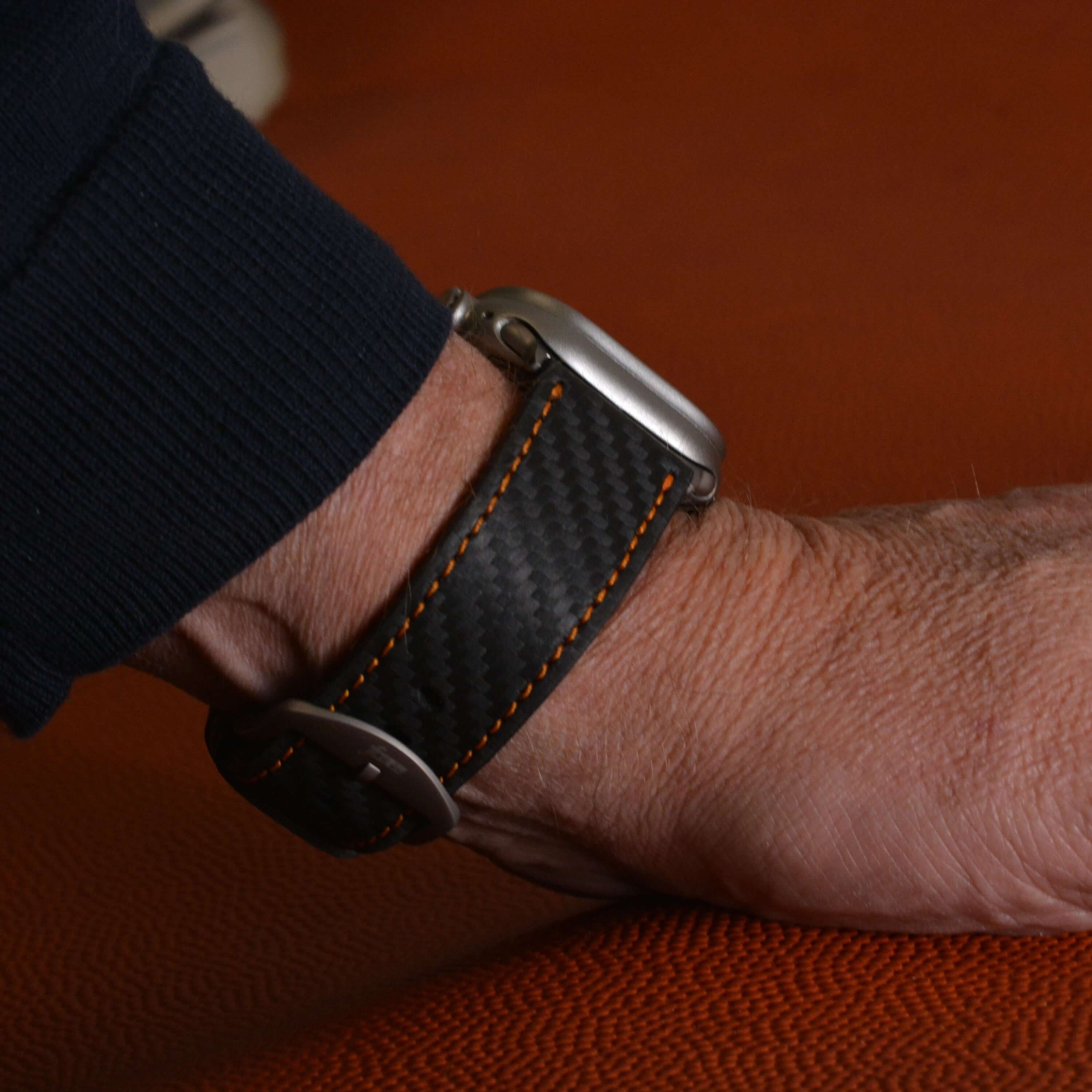 Bergwerk Carbon Orange – Apple Watch Band mit hochwertiger LederCarbon-Struktur am Handgelenk aus echtem Rindleder, technische Carbon-Struktur.