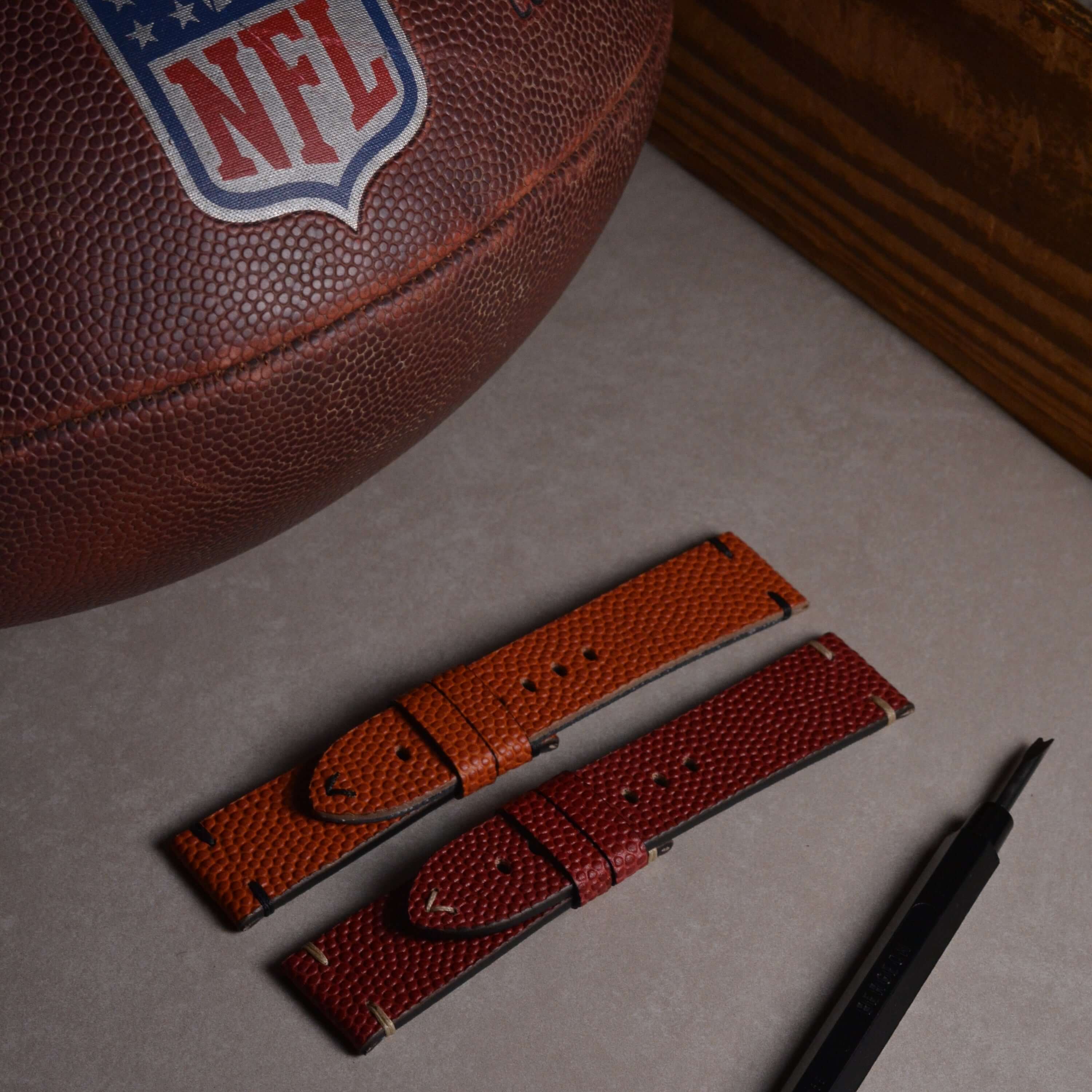 Courtside – Uhrenarmband Handgefertigt aus original Horween Basketballleder neben NBA-Ball, robustes Design für stilvolle Handgelenke.