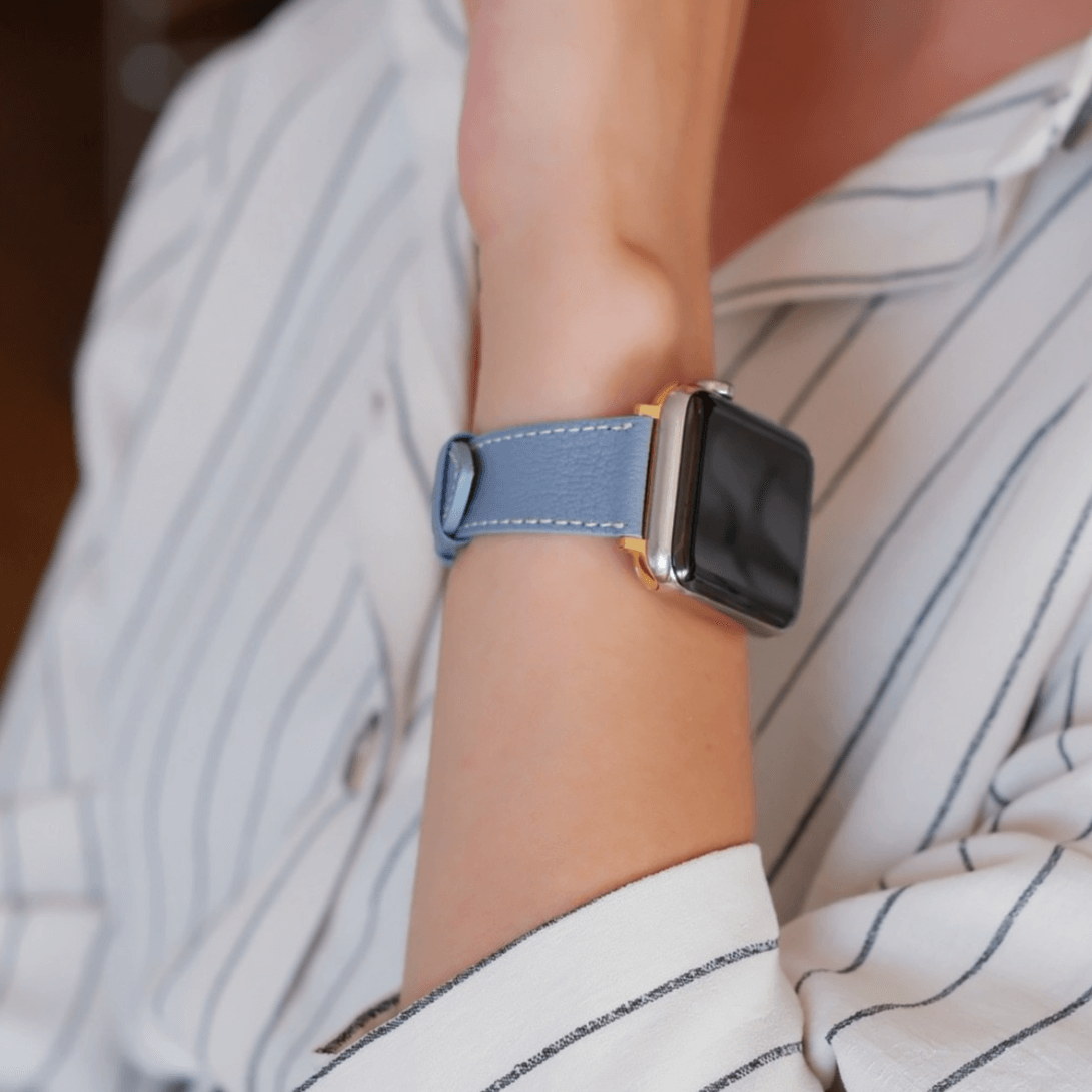 Hellblau kurzes Apple Watch Armband- Biarritz am Handgelenk getragen, stilvolles Ziegenleder in modernem Ton.