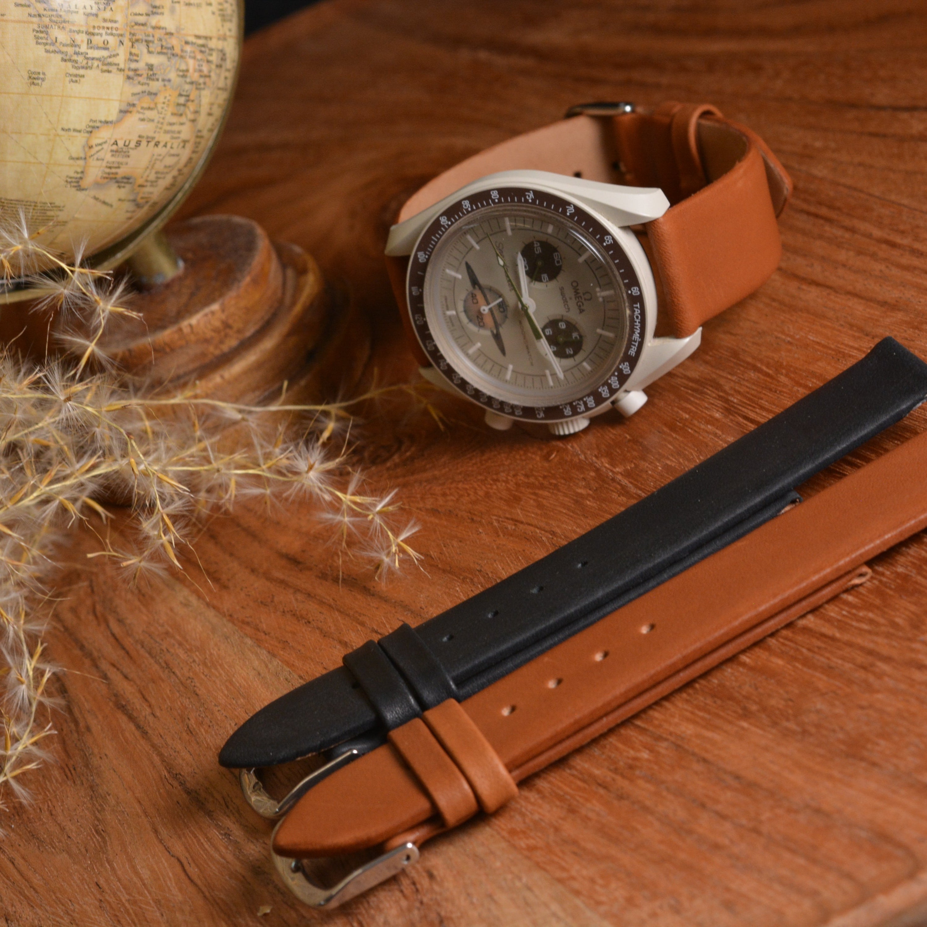 Elegantes Design Glattleder Uhrenarmband aus Kalbleder neben stilvoller Uhr auf Holztisch, ideal für Luxusliebhaber.