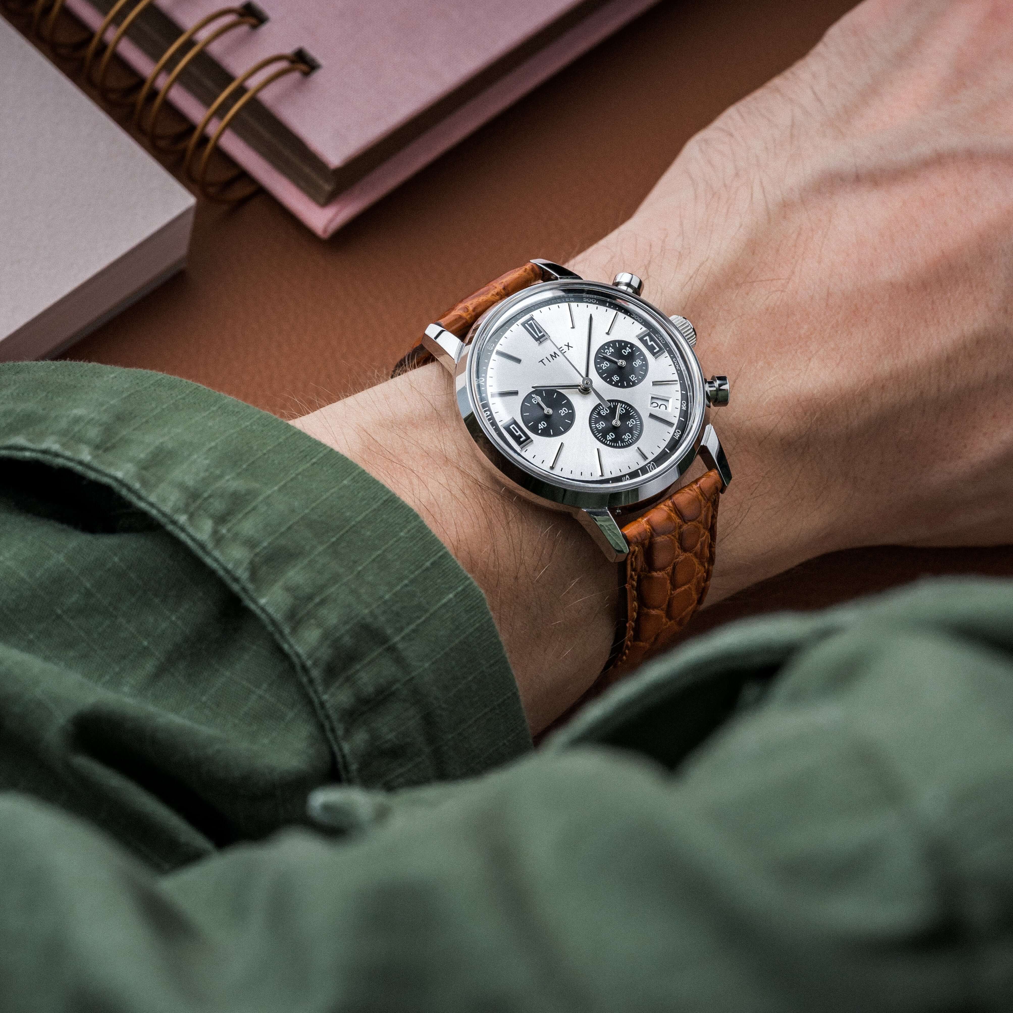 Luxuriöses Uhrenarmband Krokodilleder matt in Braun am Handgelenk, vereint Eleganz und Nachhaltigkeit mit handgefertigter Perfektion.