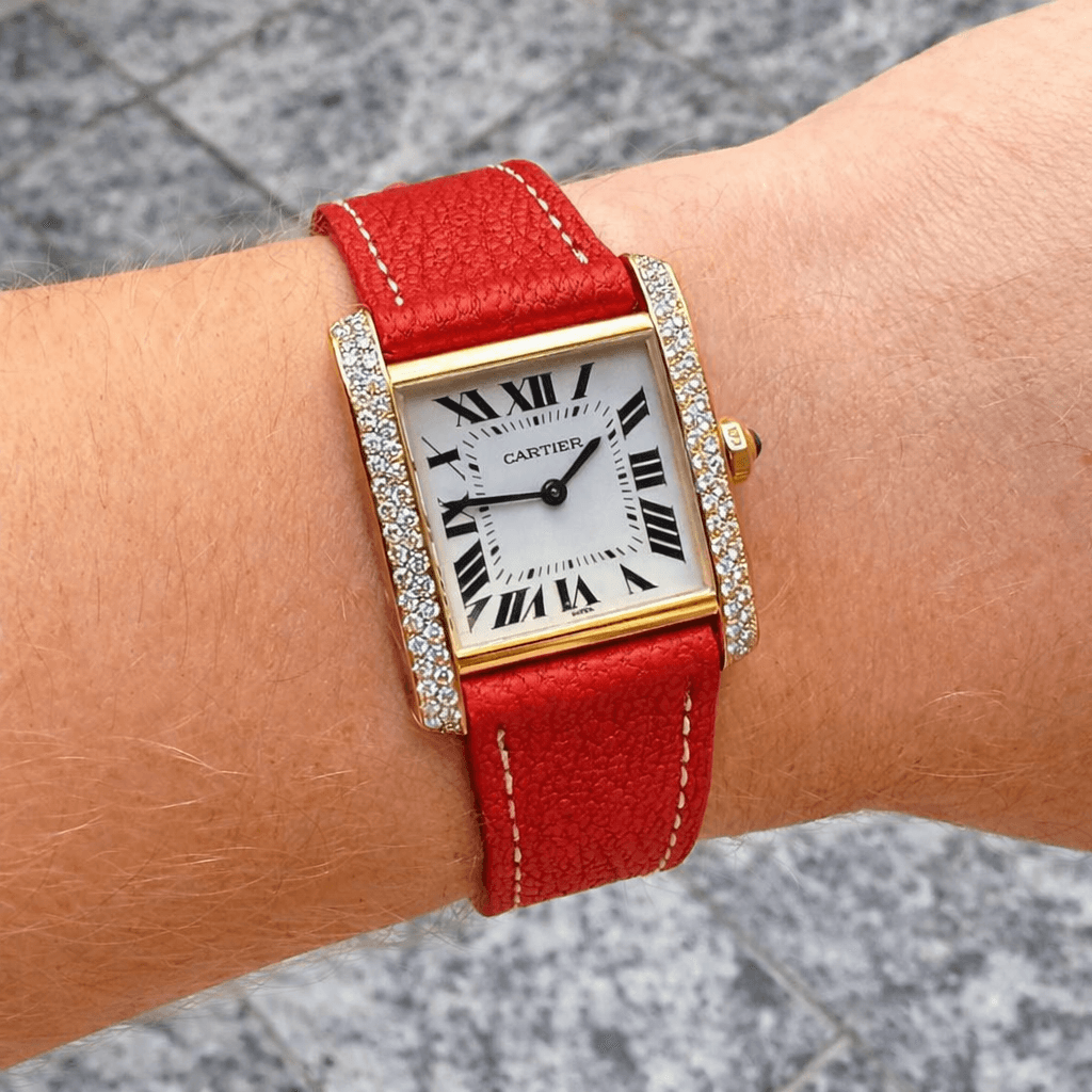 Armbanduhr mit Diamantdekor und rotem "Biarritz – Uhrenarmband aus französischem Ziegenleder" aus der Alran Gerberei.