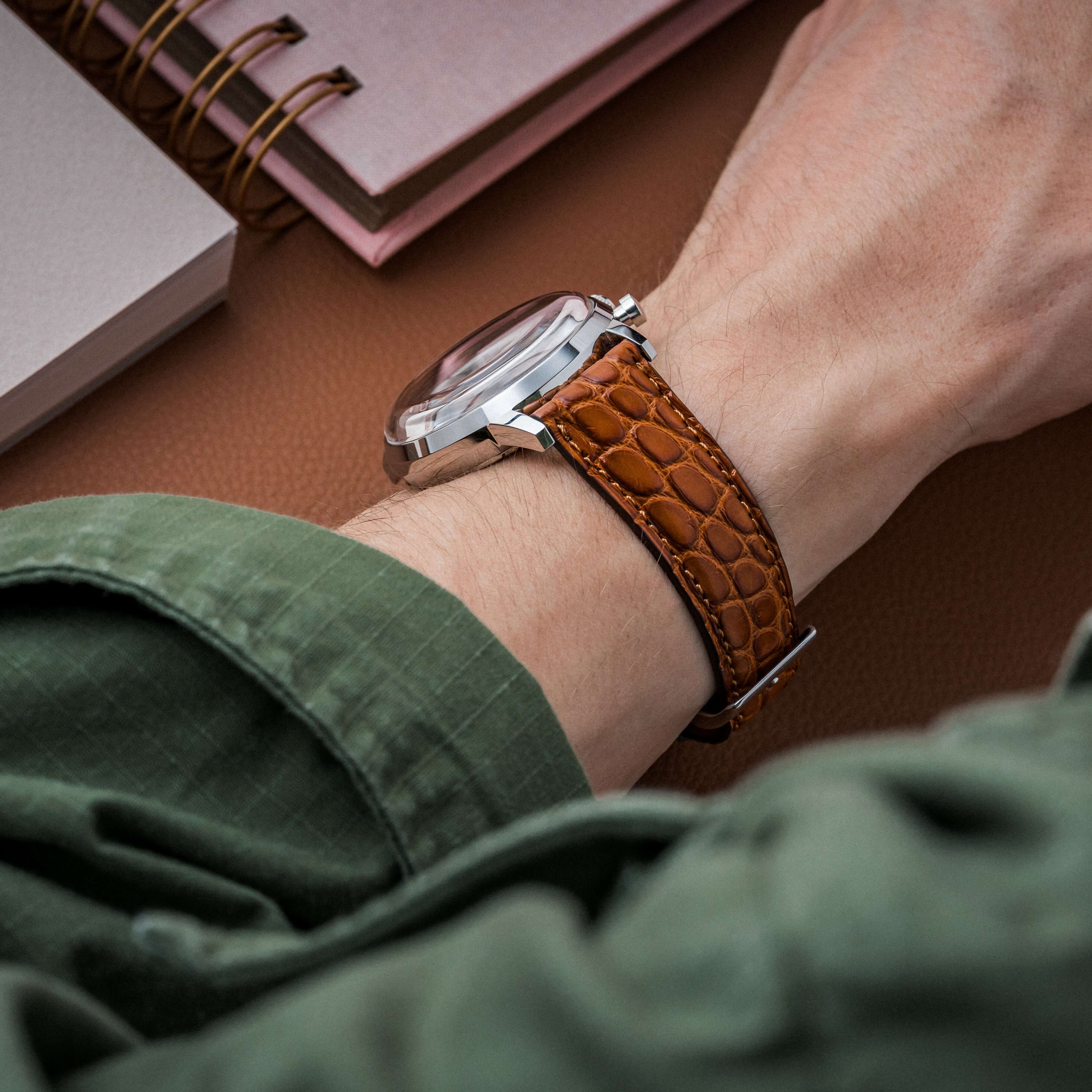 Uhrenarmband Krokodilleder matt in Braun, elegante Uhr mit luxuriösem Alligatorarmband. Handgelenk Detailansicht.