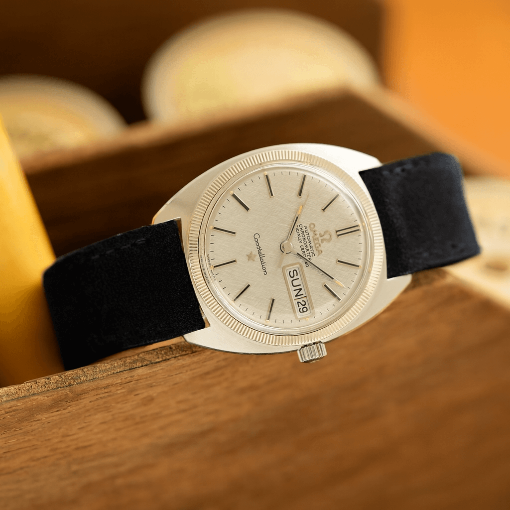 Nizza Uhrenarmband Wildleder – Hochwertiges Velourleder an einer Uhr auf einem Holzhintergrund, luxuriöses Design, handgeschliffen.