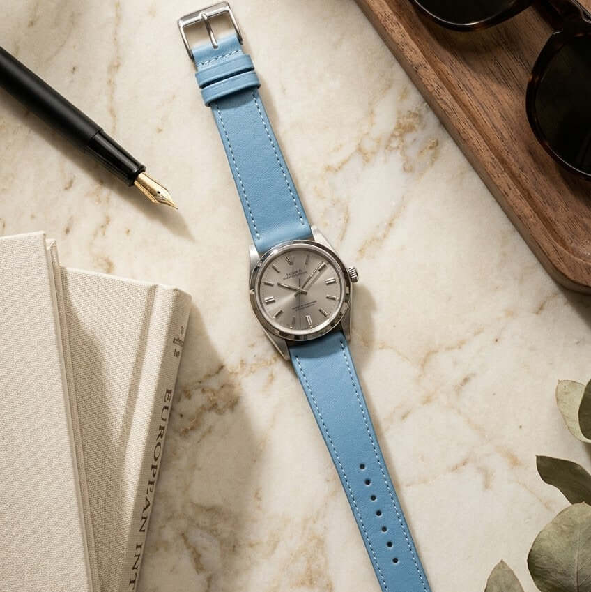 Swift – Uhrenarmband aus italienischem Swift Leder an einem eleganten Ziffernblatt auf Marmoruntergrund.