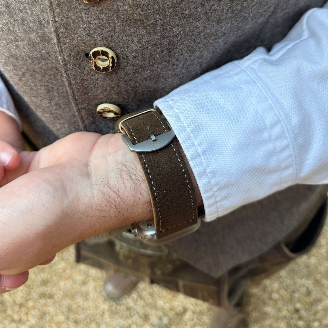 Dunkelbraunes Apple Watch Ultra Lederhosen Armband – aus altsämisch gegerbtem Hirschleder, handgemacht und elegant zum Oktoberfest.