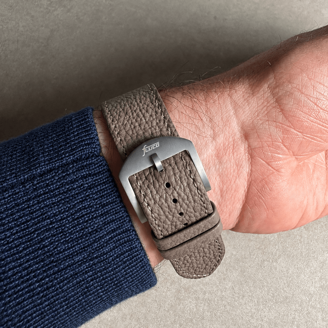 Taupes Lederarmband für Apple Watch aus Togoleder am Handgelenk, luxuriöses Design und hochwertige Materialien.