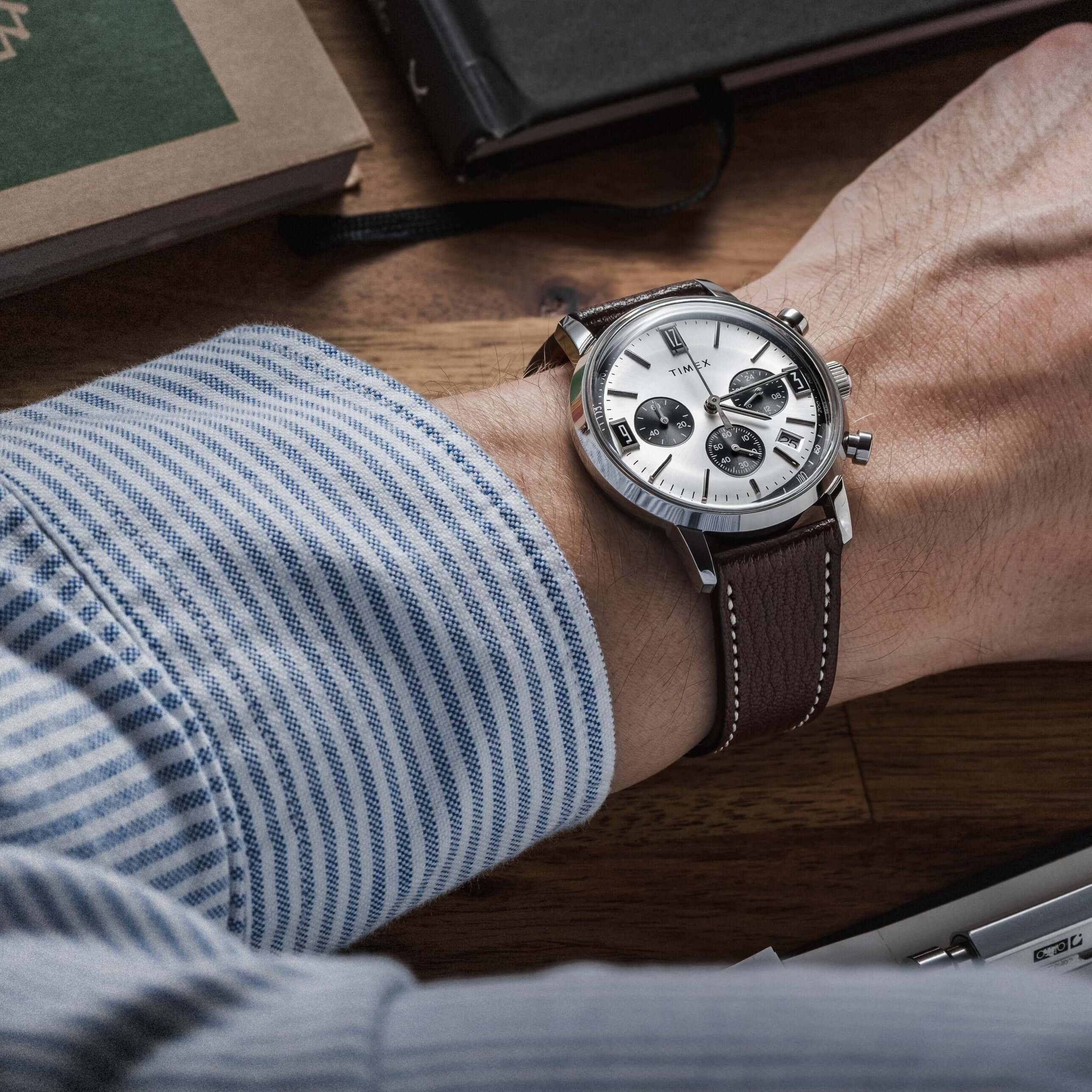 Biarritz – Uhrenarmband aus französischem Ziegenleder am Handgelenk mit Uhr, elegante und langlebige Lederstruktur.