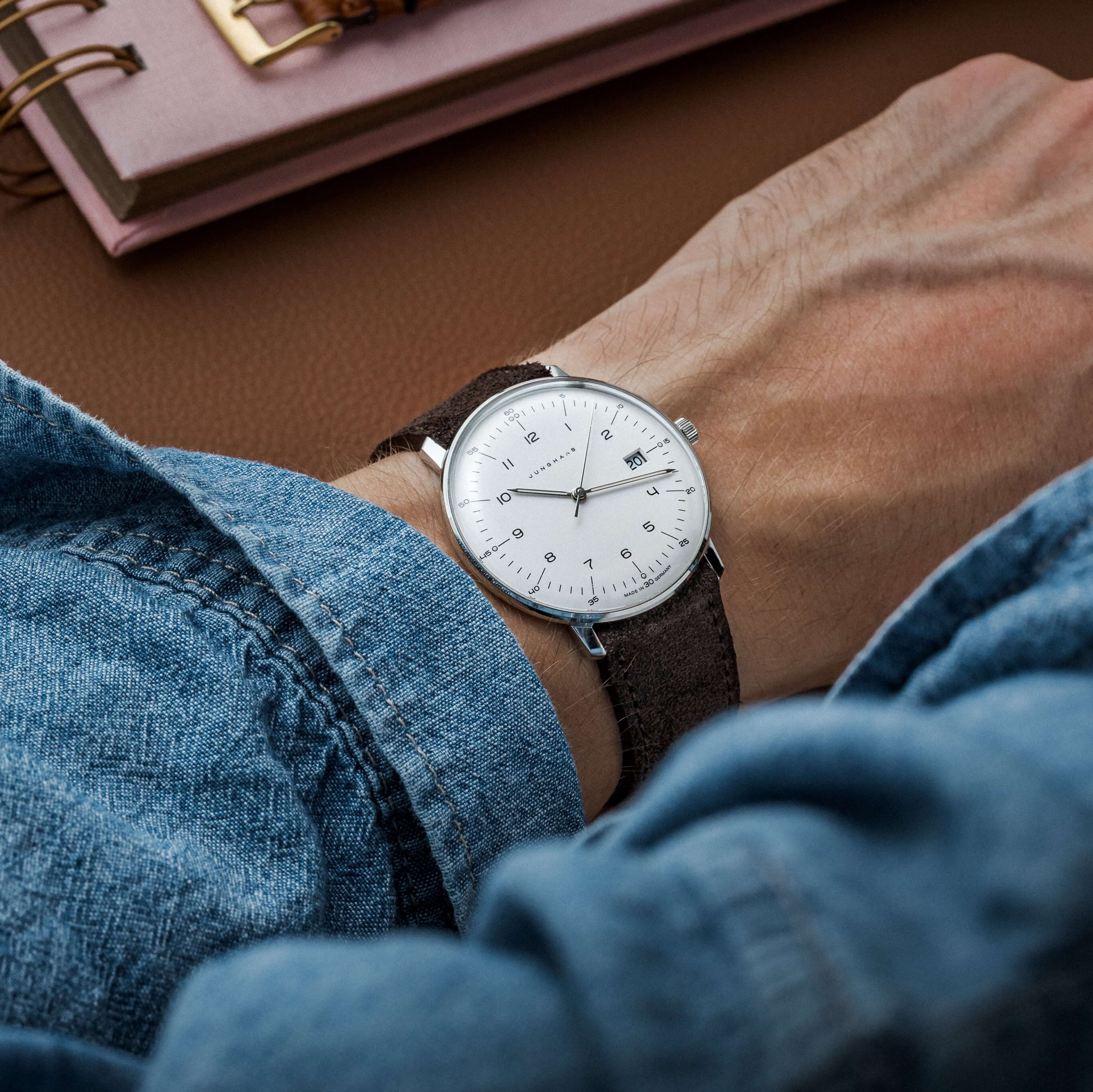 Nizza Uhrenarmband Wildleder – Hochwertiges Velourleder in braun am Handgelenk mit eleganter Uhr.