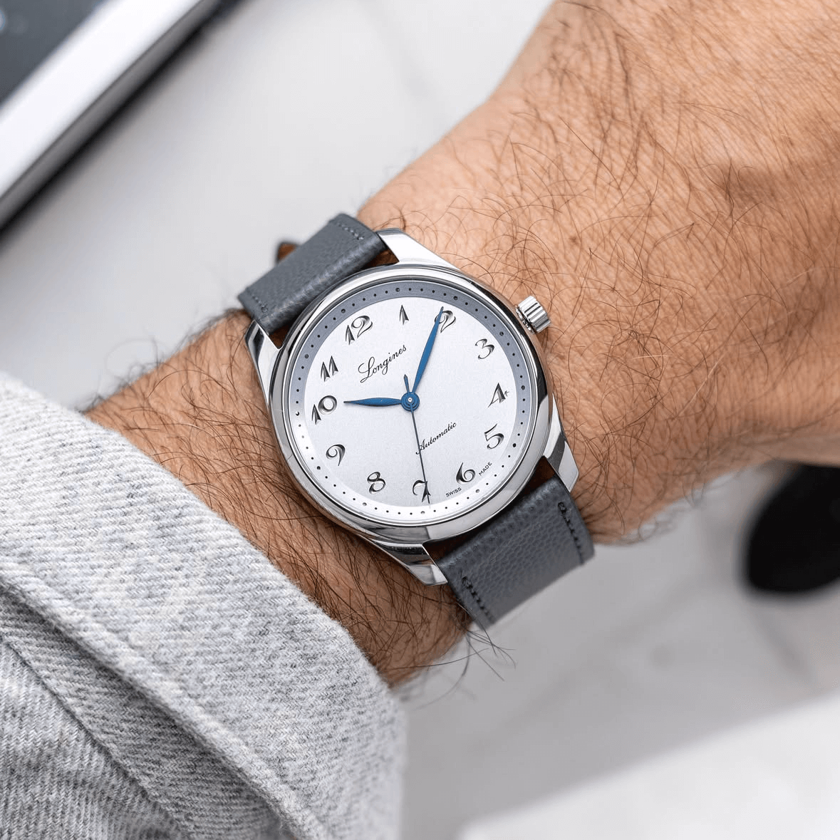 Caviar – Uhrenarmband aus edlem Kaviarleder an einer eleganten Uhr, getragen am Handgelenk, mit luxuriöser Kaviarstruktur und spanischem Leder.