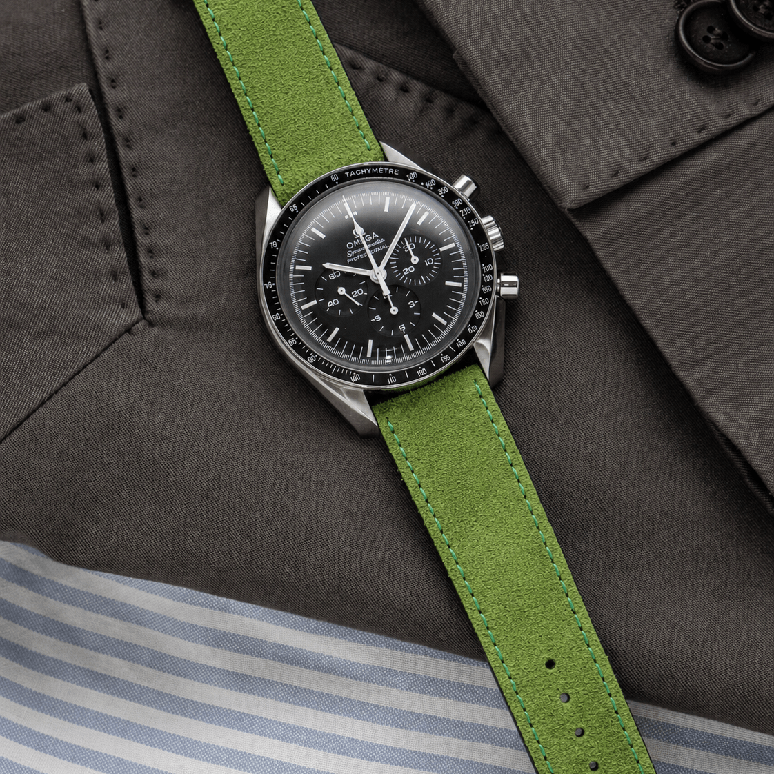 Nizza – Uhrenarmband aus feinem Wildleder auf einer eleganten Uhr mit grünem Wildlederarmband.