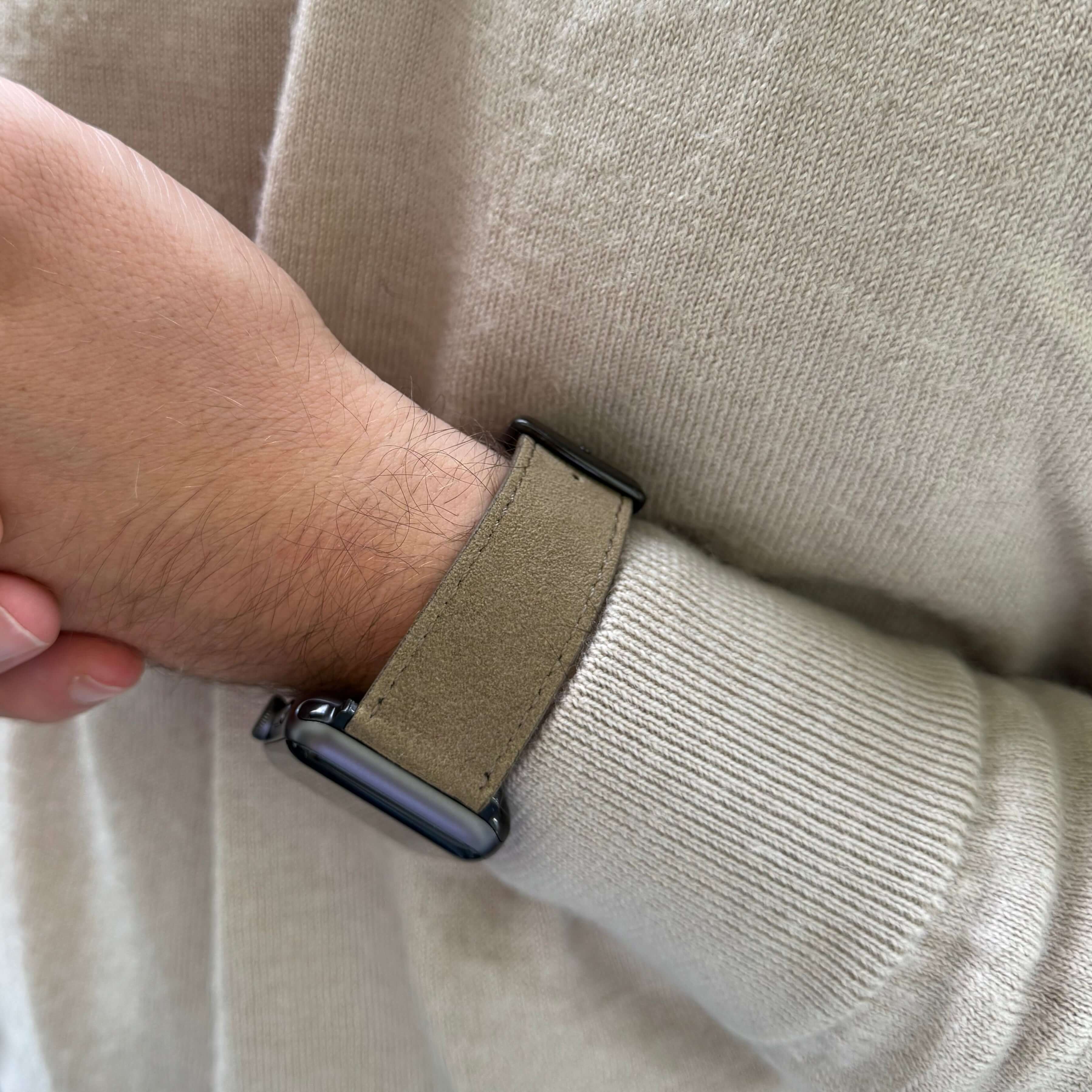 Alcantara hochwertiges Apple Watch Armband Stoff am Handgelenk, modernes Design und luxuriöse Haptik, deutsch.