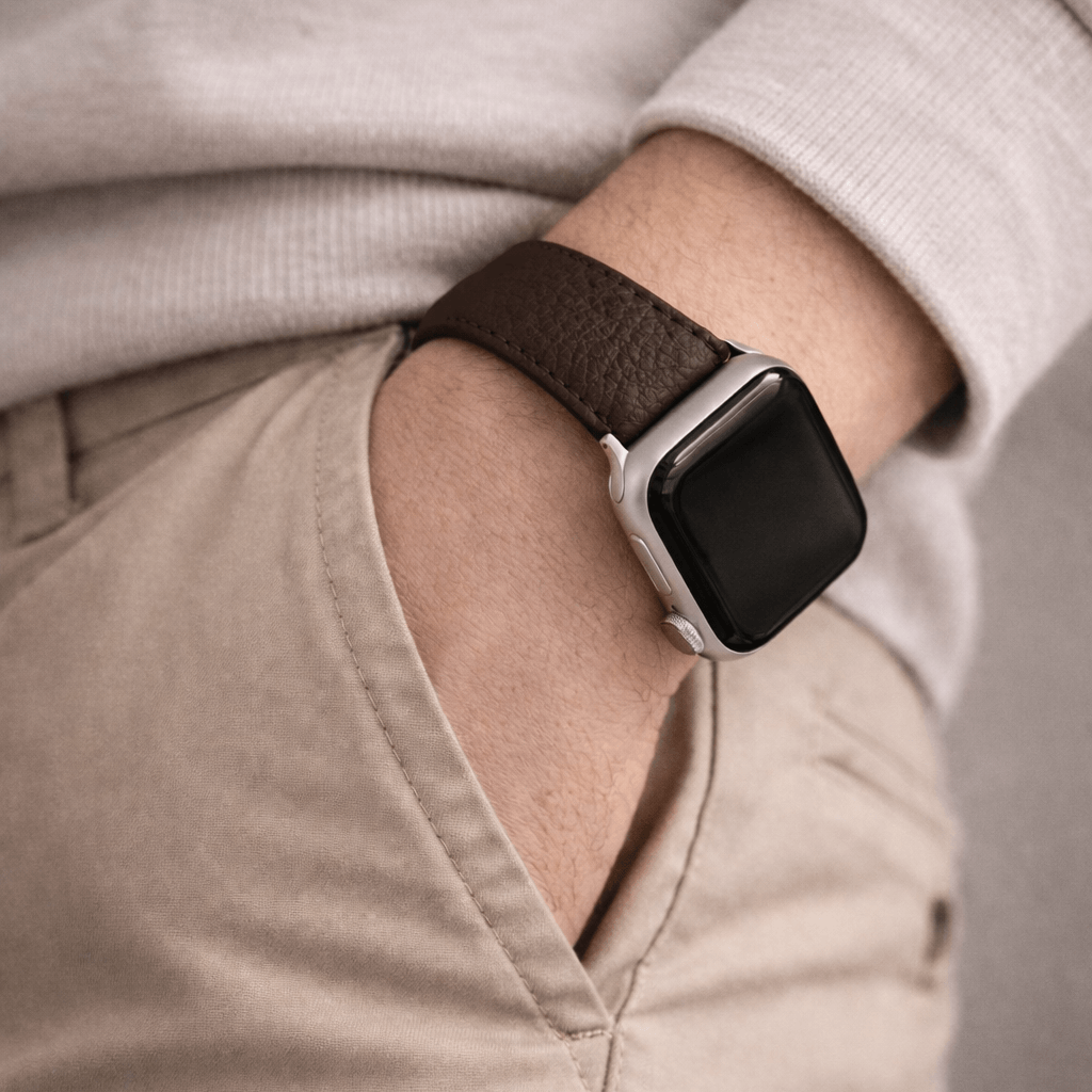 Uhrenarmband Apple Watch – Handgefertigtes Hirschleder, luxuriöses braunes Design, getragen an einem Handgelenk, hochwertige Qualität