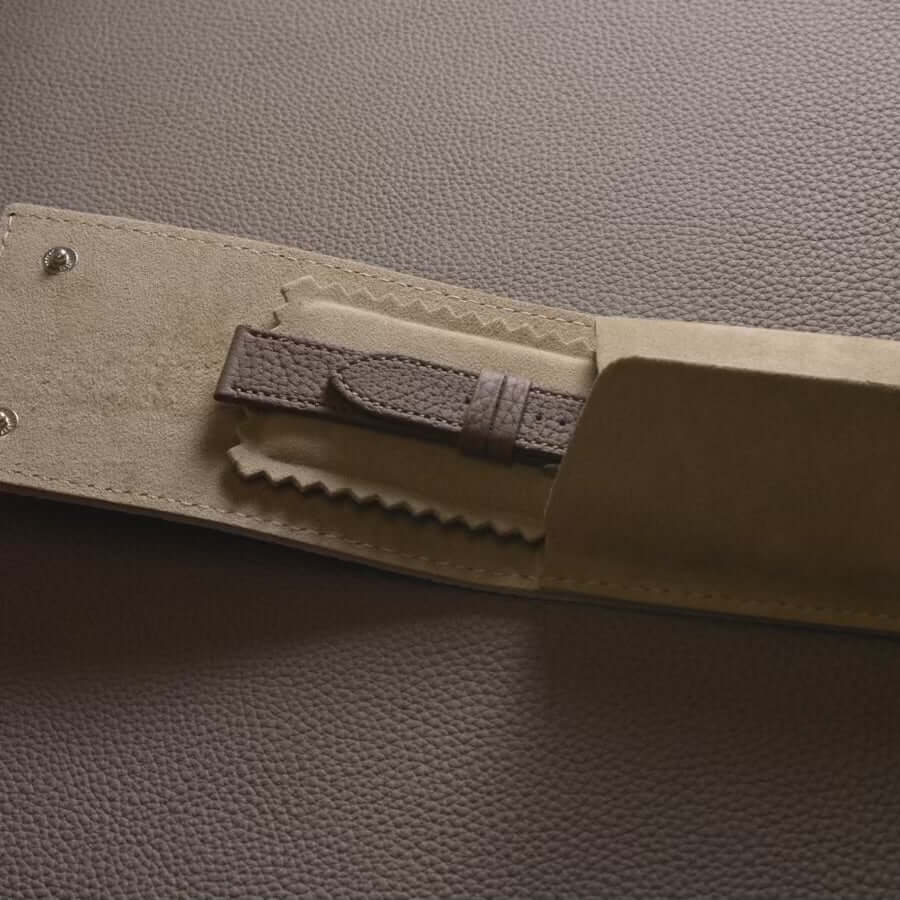Luxus Uhrenetui aus Fjord Leder von FLUCO, elegant und praktisch, ideal für die stilvolle Aufbewahrung von Liebhaberstücken.