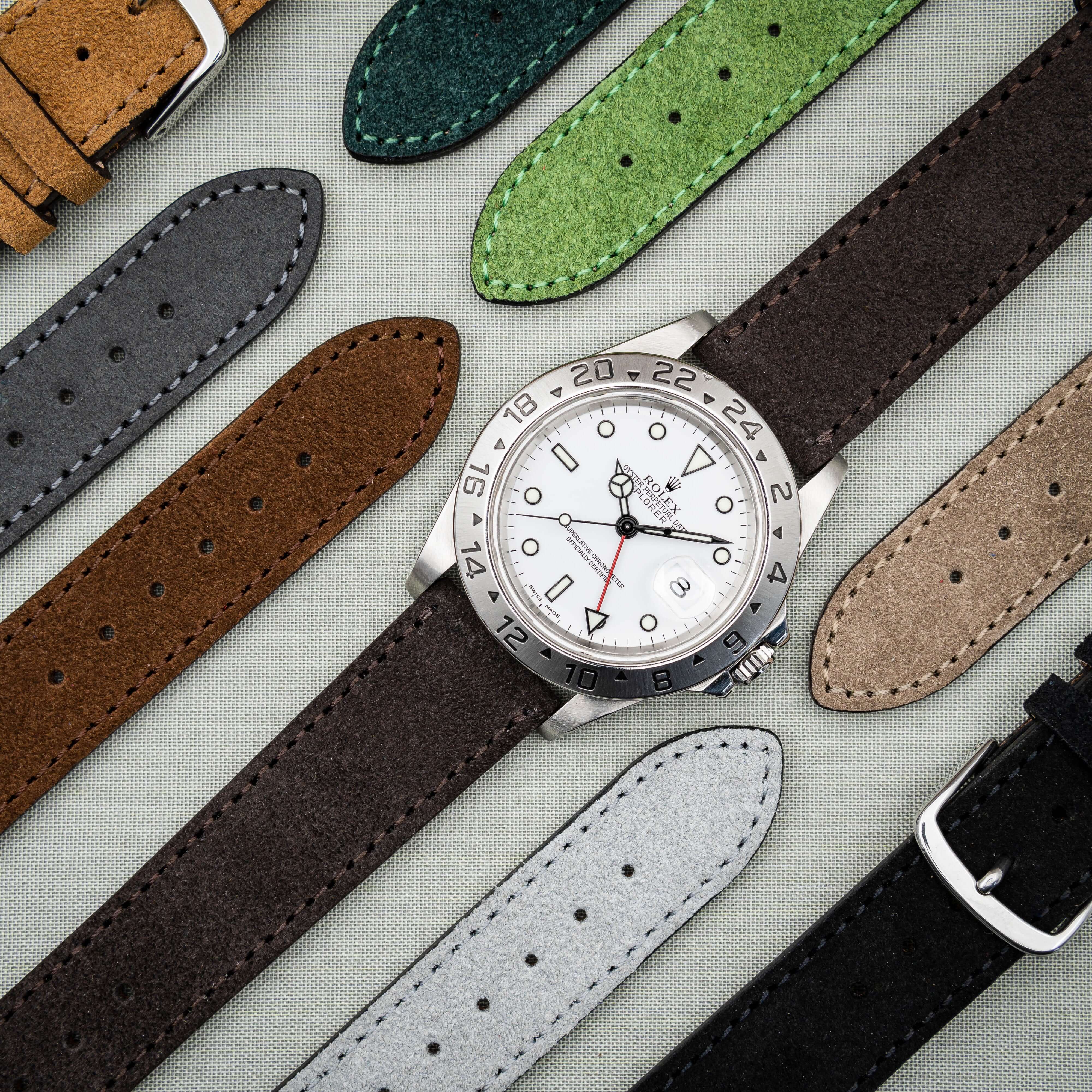 Hochwertige Nizza Uhrenarmband Wildleder in verschiedenen Farben und Designs auf einem Hintergrund, Fokus auf Velourleder Armbänder.