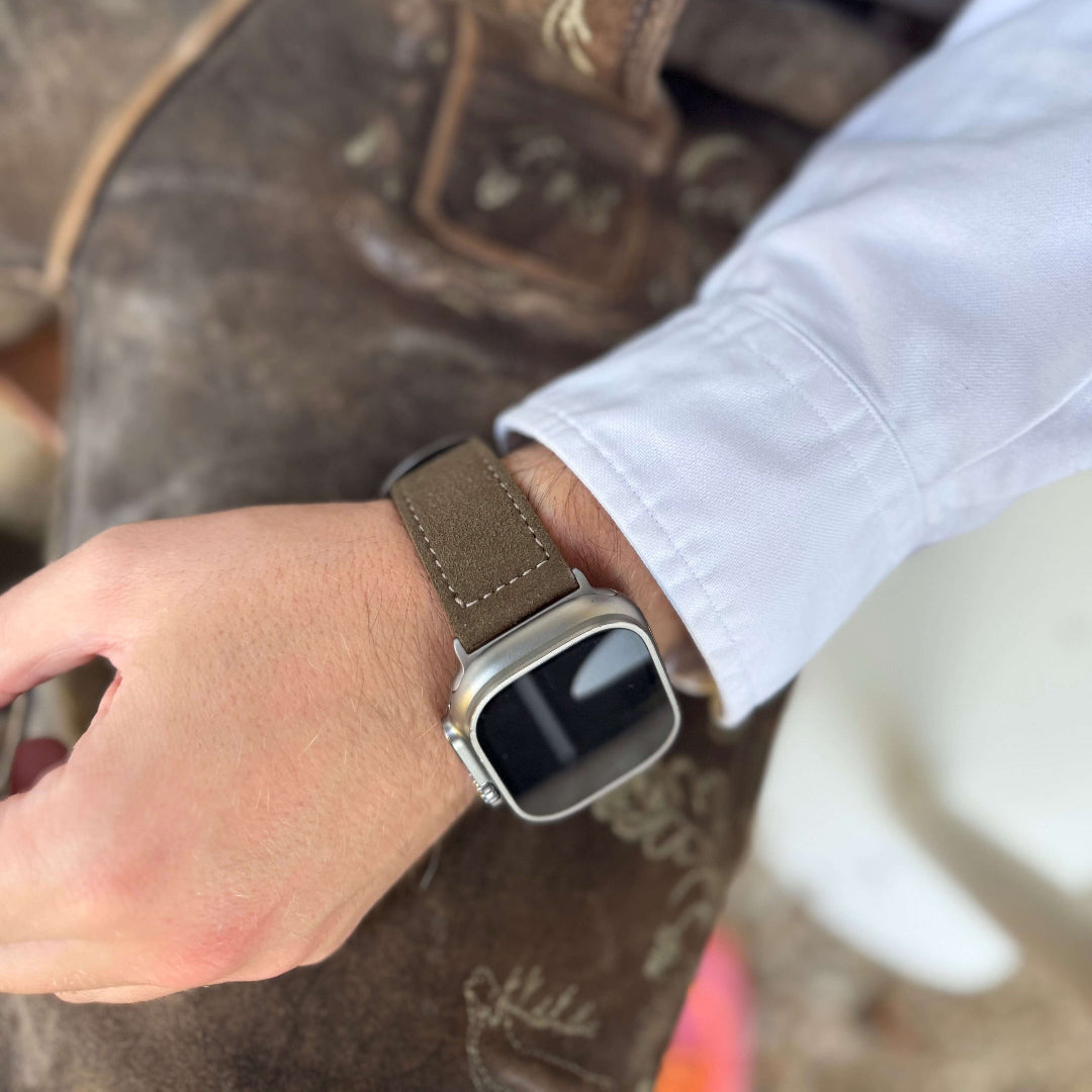 Olivebraun Apple Watch Ultra Lederhosen Armband – aus altsämisch gegerbtem Hirschleder, ideal für Natur und Oktoberfest-Stil.