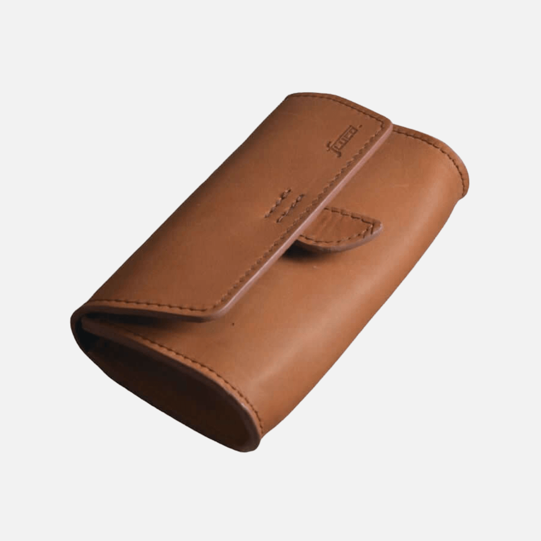 FLUCO x The Urban Gentry – Pocket Watch Case in braunem Leder, kompaktes Design für bis zu zwei Uhren, ideal für Reisen.