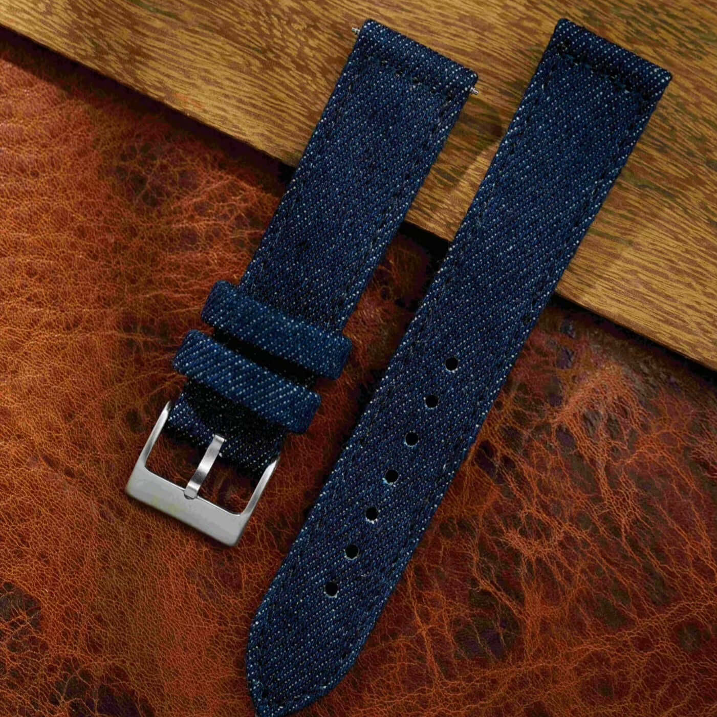 Jeans Uhrenarmband aus japanischem Denim, handgefertigt, urbane Stil, robuste Textur, schwarze Kalblederunterseite, 2,3 mm dick.
