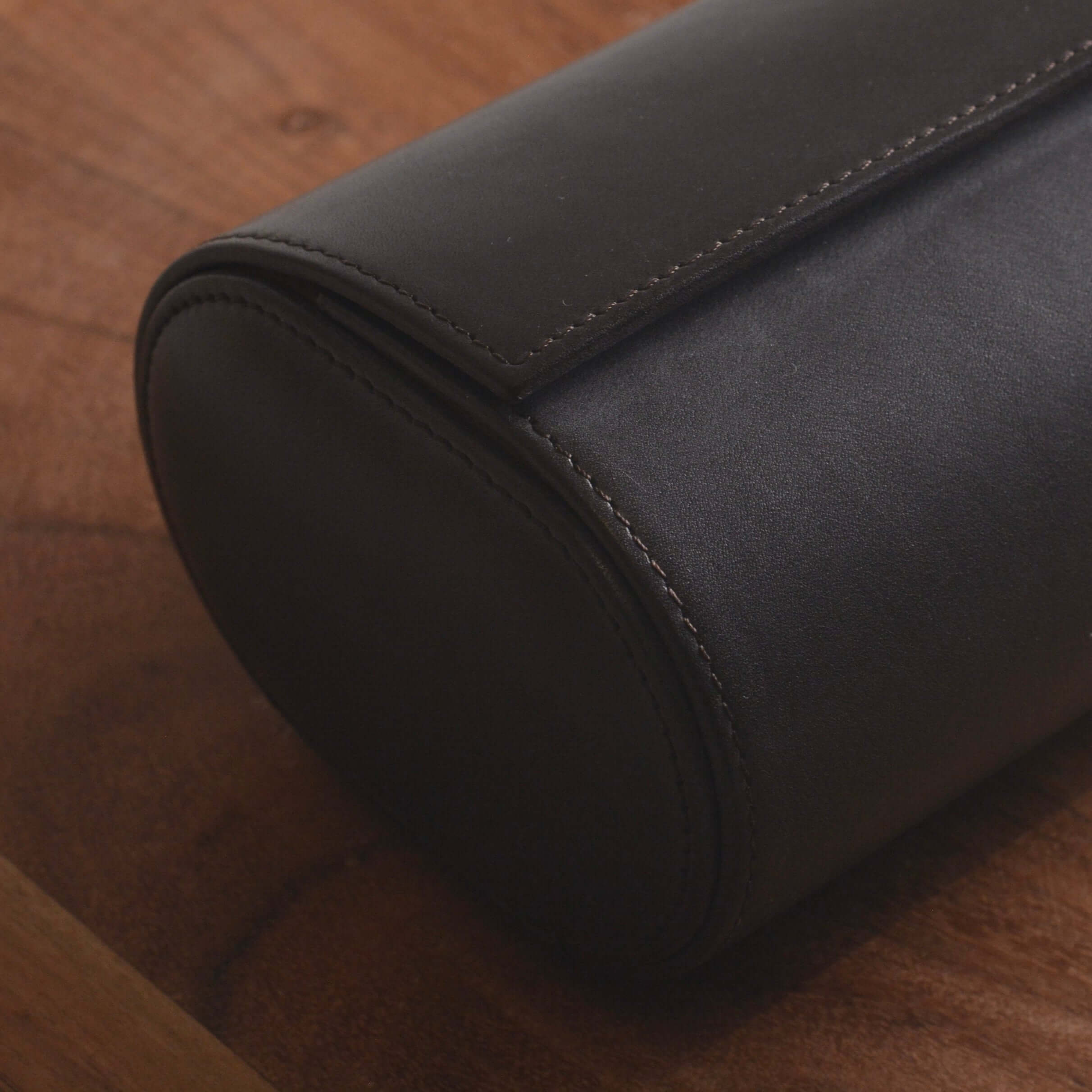 Elegante handgefertigte 3er Uhrenrolle aus Barenia Glattleder, perfekt für hochwertige Zeitmesseraufbewahrung.