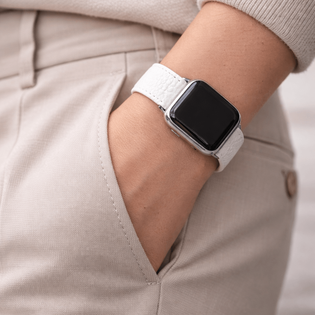 Uhrenarmband Apple Watch – Handgefertigtes Hirschleder in Weiß elegant am Handgelenk getragen für Stil und Komfort.