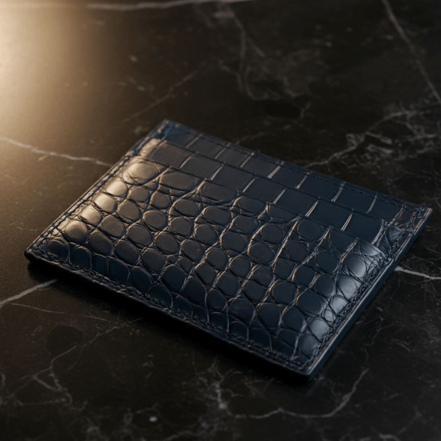 Luxus Louisiana Slim Kredit Karten Etui Blue aus Alligatorleder auf schwarzem Marmortisch.