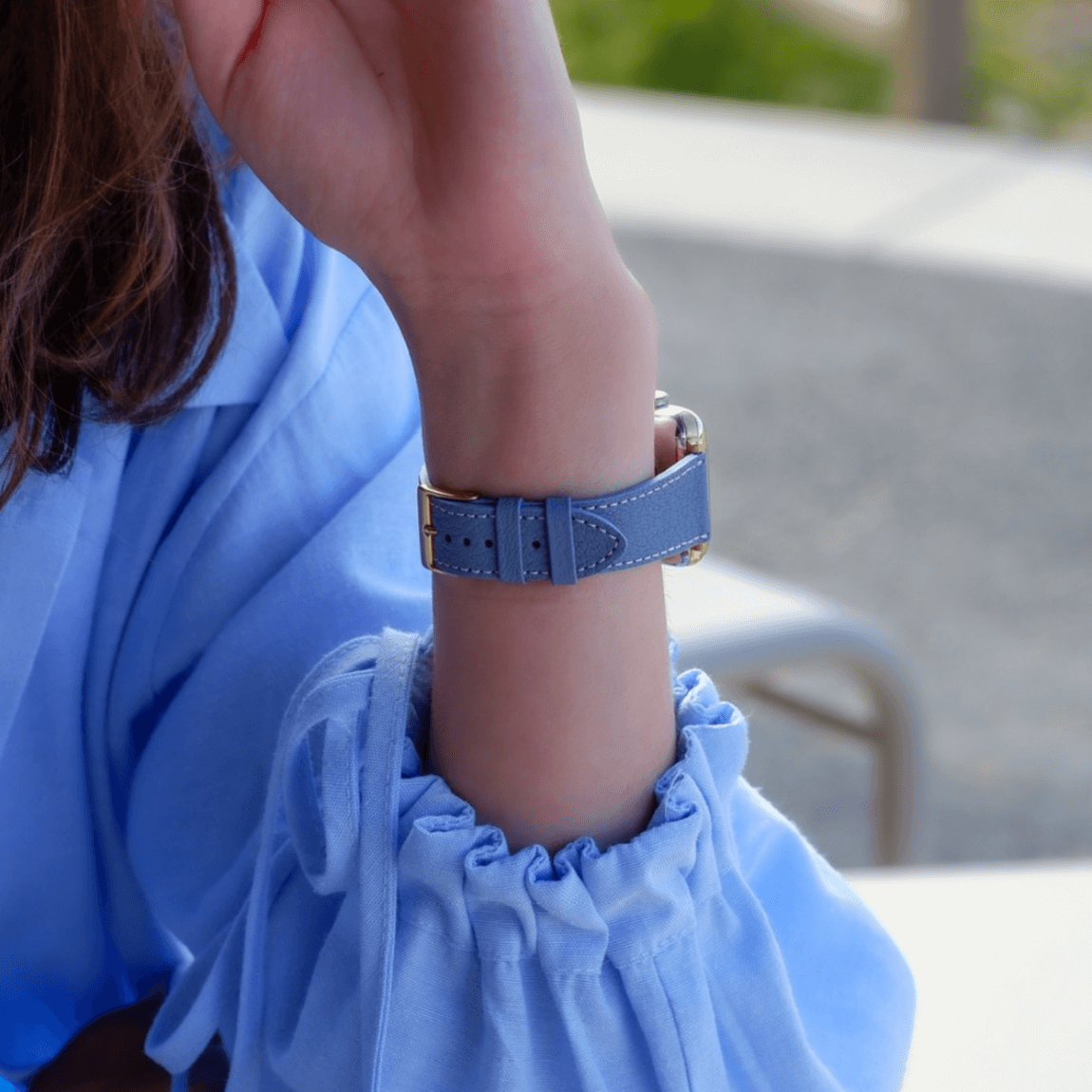 Hellblau kurzes Apple Watch Armband- Biarritz am Handgelenk, betont durch hochwertiges Ziegenleder mit eleganter Maserung.