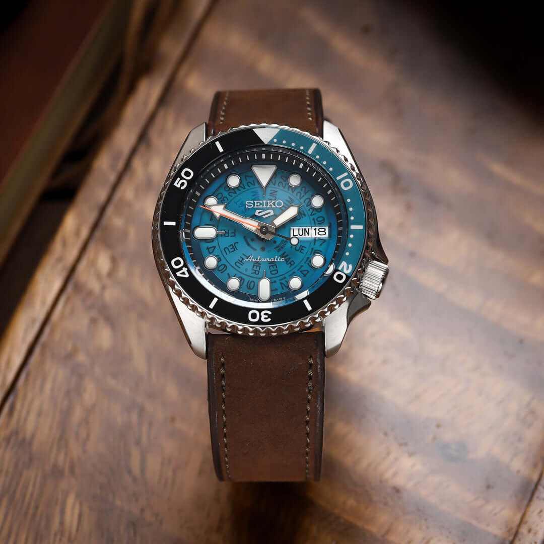 Nubukleder Mountain Bear – Ersatzband für Vintage Uhren, Armband aus italienischem Nubukleder auf einer klassischen Uhr montiert.