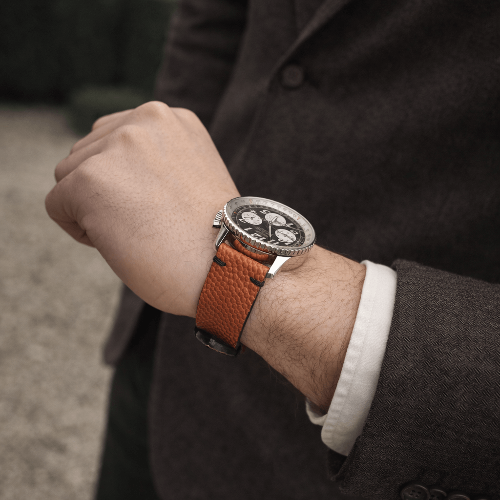 Courtside – Uhrenarmband Handgefertigt aus original Horween Basketballleder an einer Breitling Navitimer Uhr.