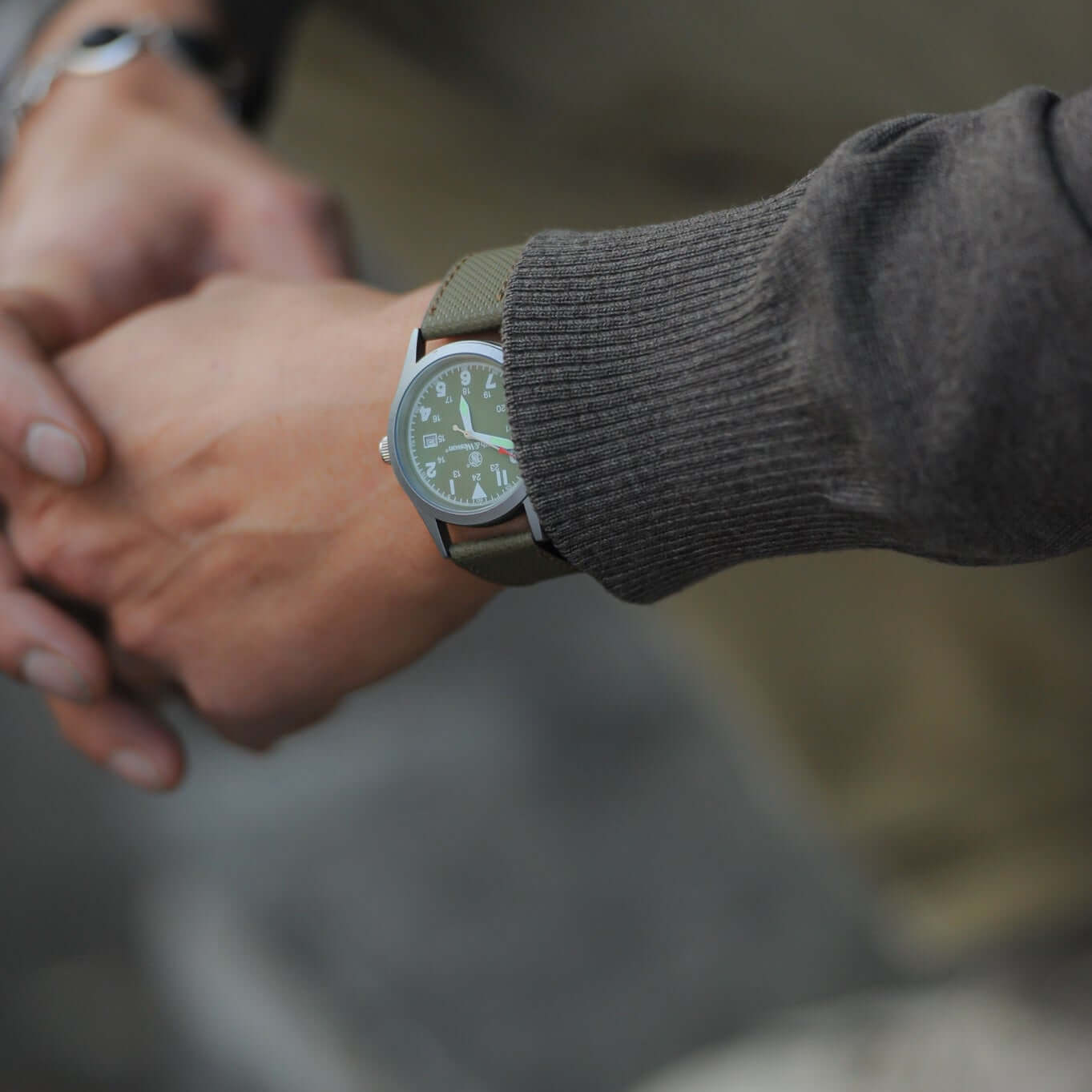 Wasserfestes Uhrenarmband Nautilus am Handgelenk, geeignet für alle Bedingungen und aus echtem Rindleder gefertigt.