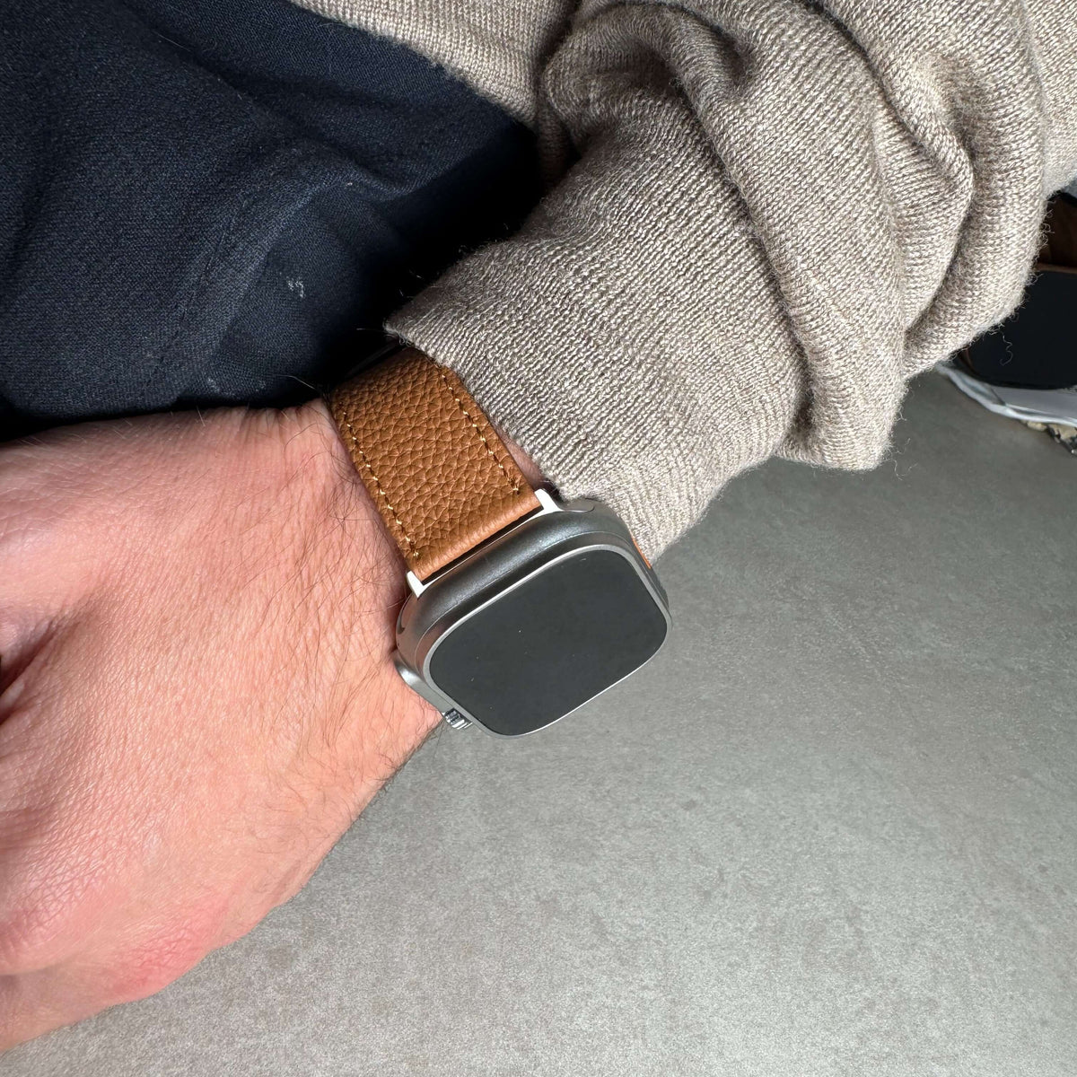 Hellbraunes Lederarmband für Apple Watch aus Togoleder am Handgelenk, stilvoll und elegant.