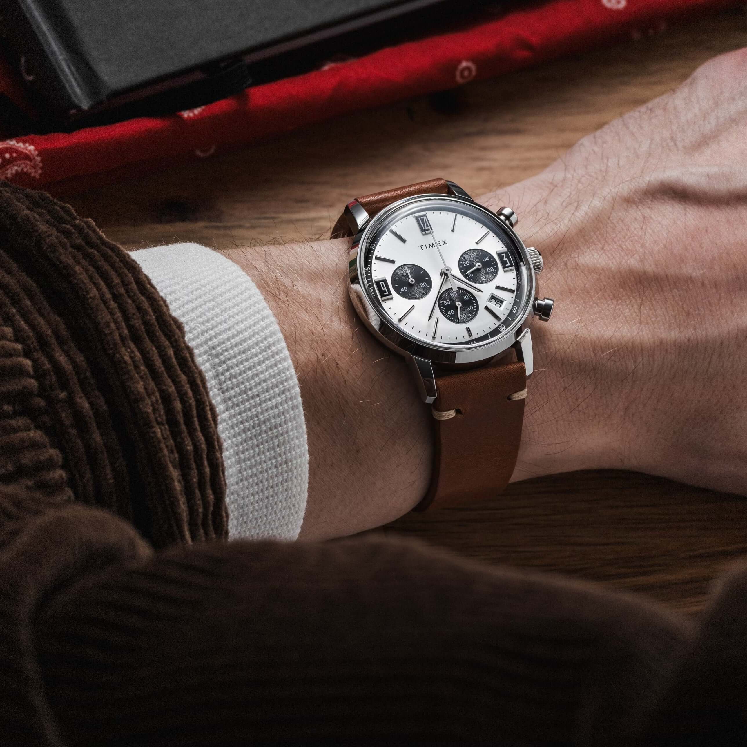 Hunter – Uhrenarmband aus toskanischem Vintage-Rindleder an einer Armbanduhr, getragen am Handgelenk einer Person.