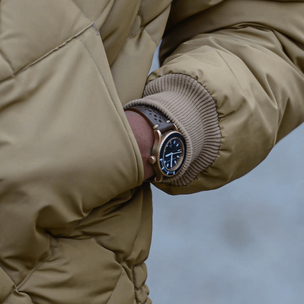 Hunter Leder Uhrenarmband Racing – Sportliches Uhrenarmband aus toskanischem Rindleder in Nahaufnahme am Handgelenk getragen