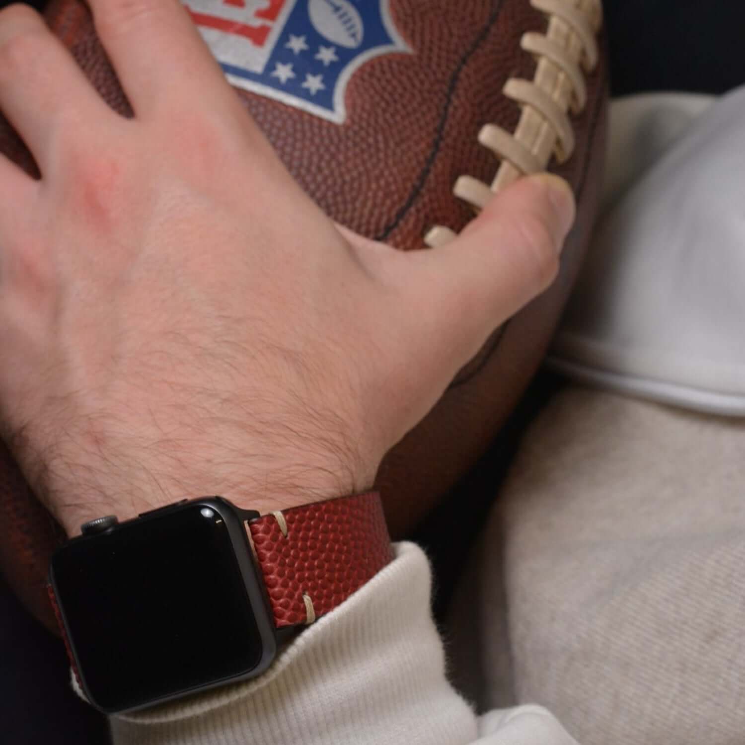 Wilson – Handgefertigt aus original Horween Footballleder Armband für Apple Watch, gefertigt aus NFL Footballleder, auf Handgelenk.
