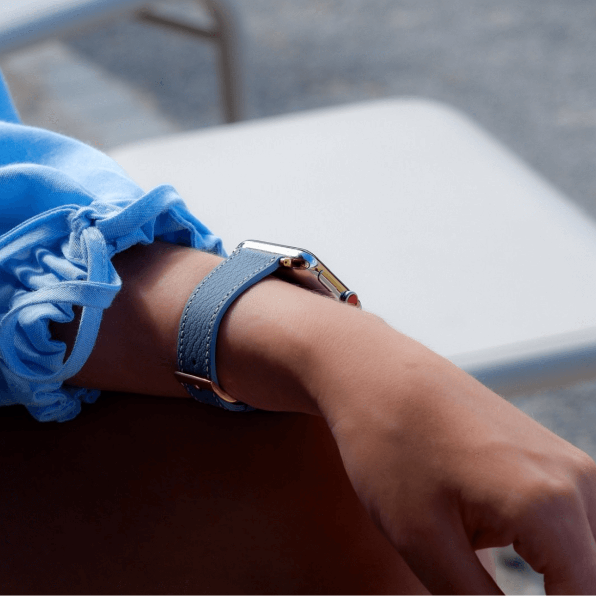 Hellblau kurzes Apple Watch Armband- Biarritz am Handgelenk getragen, zeigt edle Maserung und modernen Look, entstanden aus Ziegenleder.