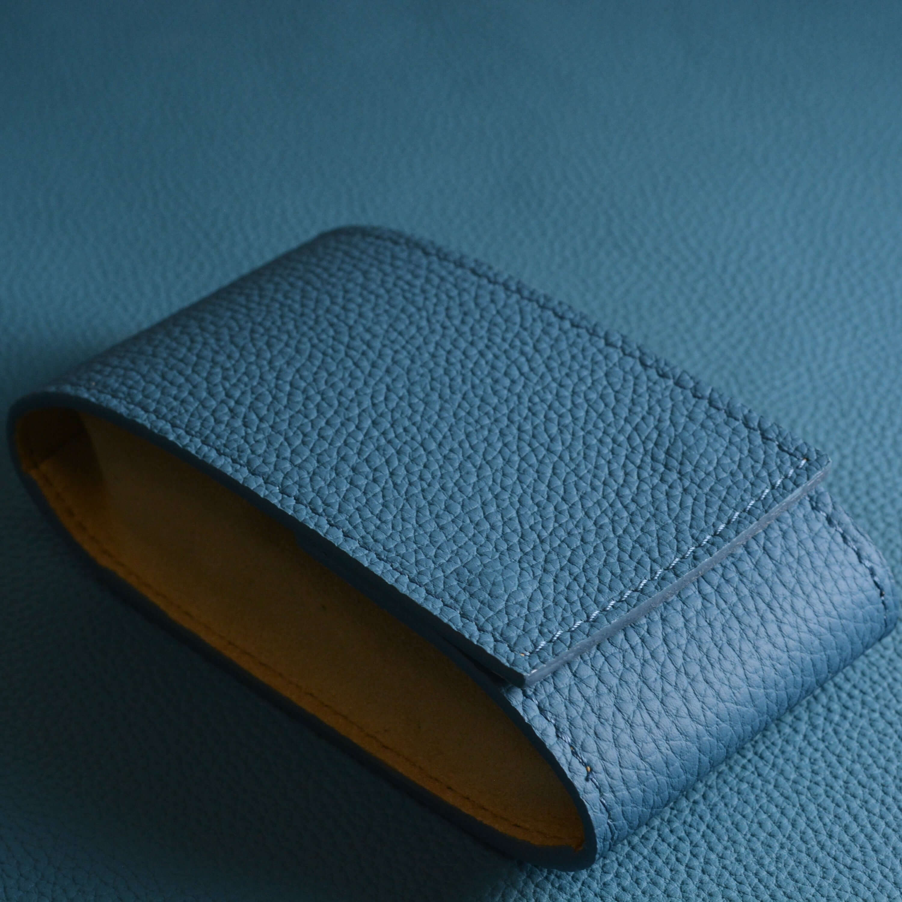 Luxus Uhrenetui aus hochwertigem Fjord Leder von FLUCO, stilvolle Aufbewahrung für eine Uhr, Exquisite Design in Blau