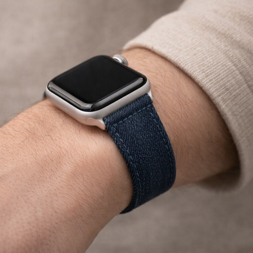 Dunkelblaues Apple Watch Armband Denim – Handgefertigt in Deutschland am Handgelenk, aus echtem japanischem Denim.