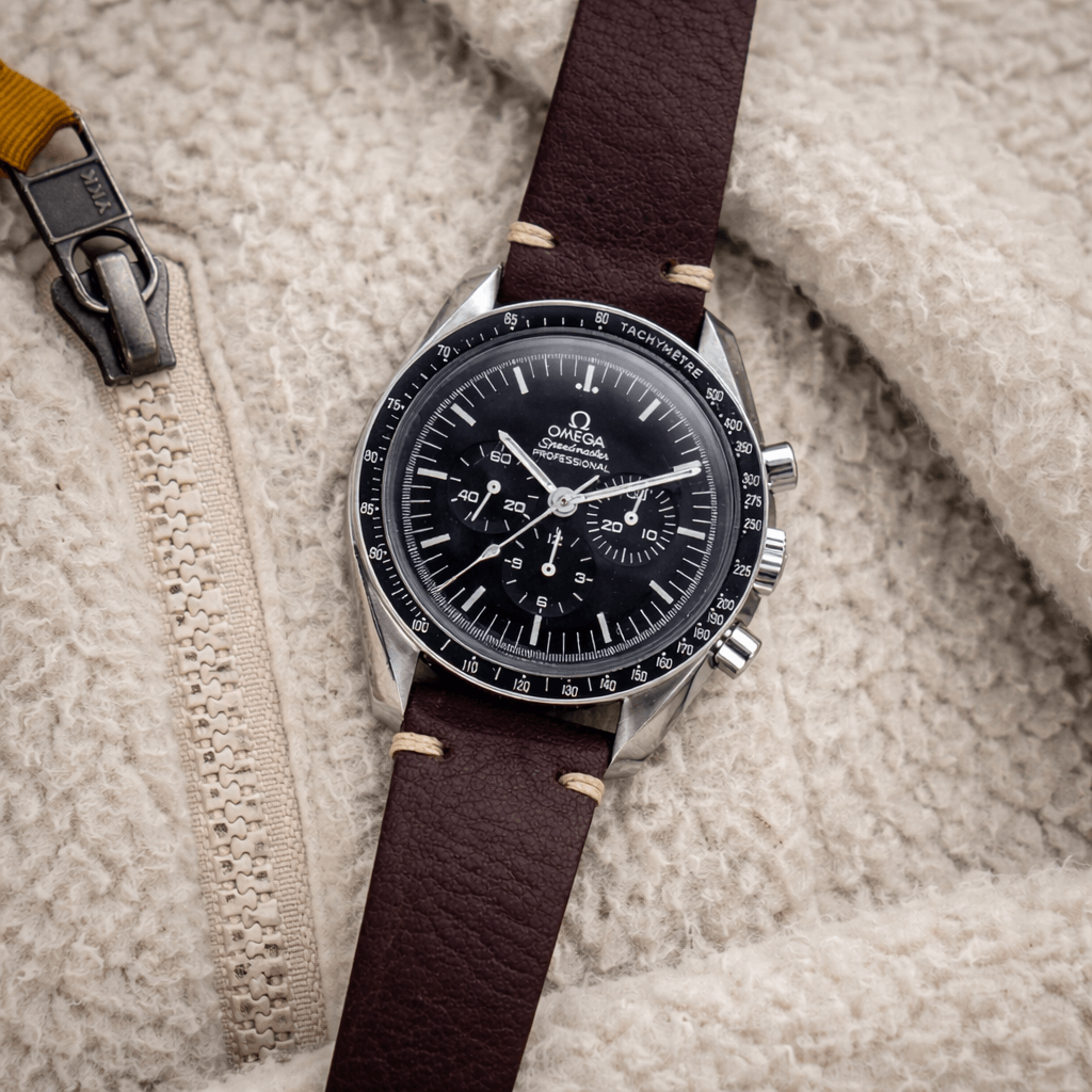 Hunter – Uhrenarmband aus toskanischem Vintage-Rindleder an einer Uhr auf Wollstoff platziert.